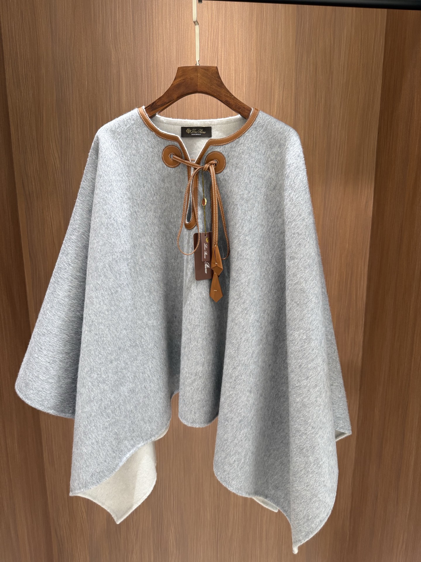 Loro Piana Wool and Cashmere Cape Coat - Elegant Winter Essential 2 i1756806408710 7033 0 0