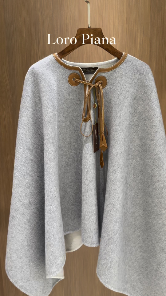 Élégant Cape Loro Piana en Cachemire Gris Clair avec Détails en Cuir