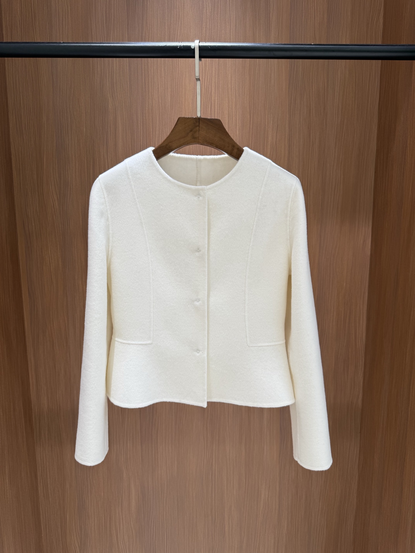 NO:501576,With dust bag GIADA 25 autumn and winter new style, single-breasted minimalist double-sided cashmere short coat coat, bringing the usual intelligent elegance to the extreme. The petal pleats are paired with neat shoulder lines and just right waist-hugging. It is a rare slim fit in the casual coat category that has been popular in recent years, showing the perfect body proportions of women. Cashmere Two-color 36 38 40 42,,jackets & coats,alexander wang19860909配防尘袋GIADA伽达 25秋冬新款 单排扣极简双面羊绒短款大衣外套 把一贯的智性优雅做到了极致 花瓣褶配上利落的肩线和恰到好处的收腰 是这几年流行的休闲大衣品类中难得修身款 将女性完美的身材比例展现出来 羊绒 两色36 38 40 42,,jackets & coats,alexander wang,Women's clothing