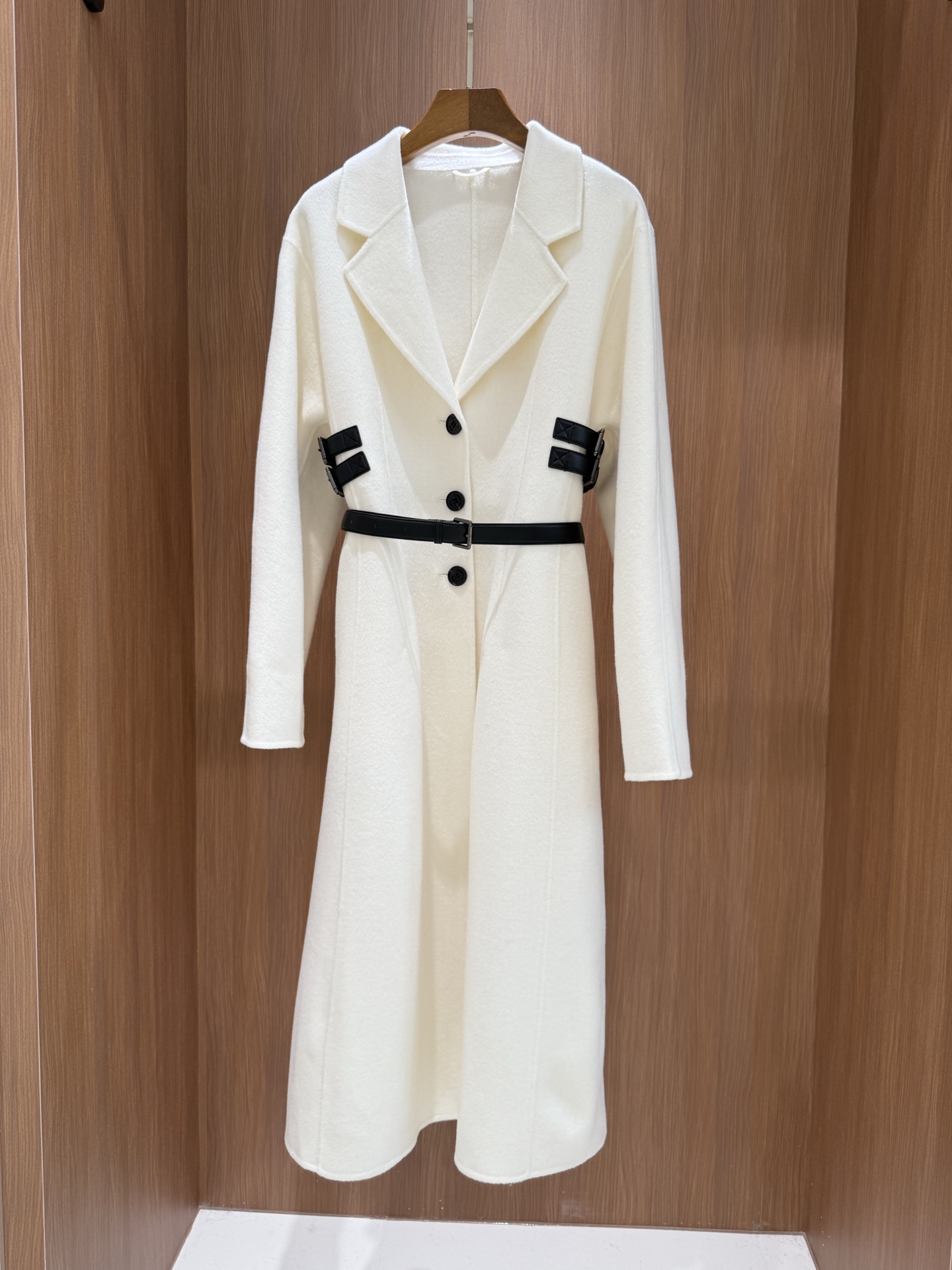 NO:500901,With dust bag Dior, new autumn and winter style, Hepburn style leather belt cashmere coat, waist-hugging style, 90 wool 10 cashmere fabric, soft and textured, essential for white and rich beauty, two colors 36 38 40 white,,dior,alexander wang19860909配防尘袋Dior 秋冬新款 赫本风拼真皮腰带羊绒大衣 收腰款 采用90羊毛10羊绒面料 手感软糯有质感 白富美必备 两色36 38 40 白色,,dior,alexander wang,Women's clothing