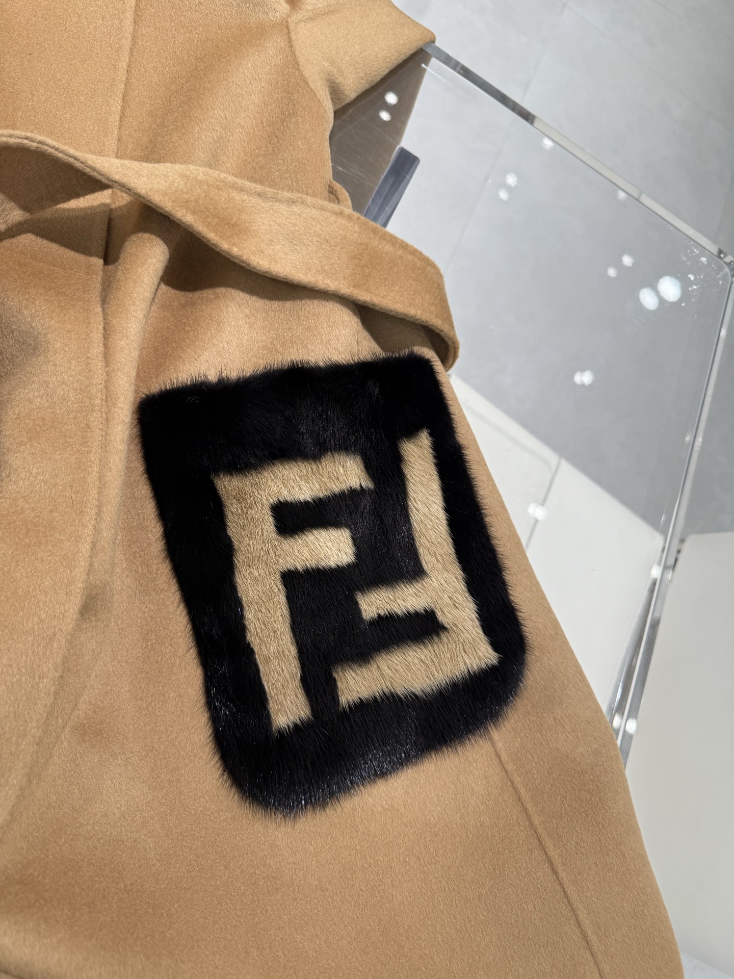 Fendi 2025 Fall/Winter Cashmere Coat with Fur Accents, Elegant and Stylish 7 i1757920733545 1869 0 4