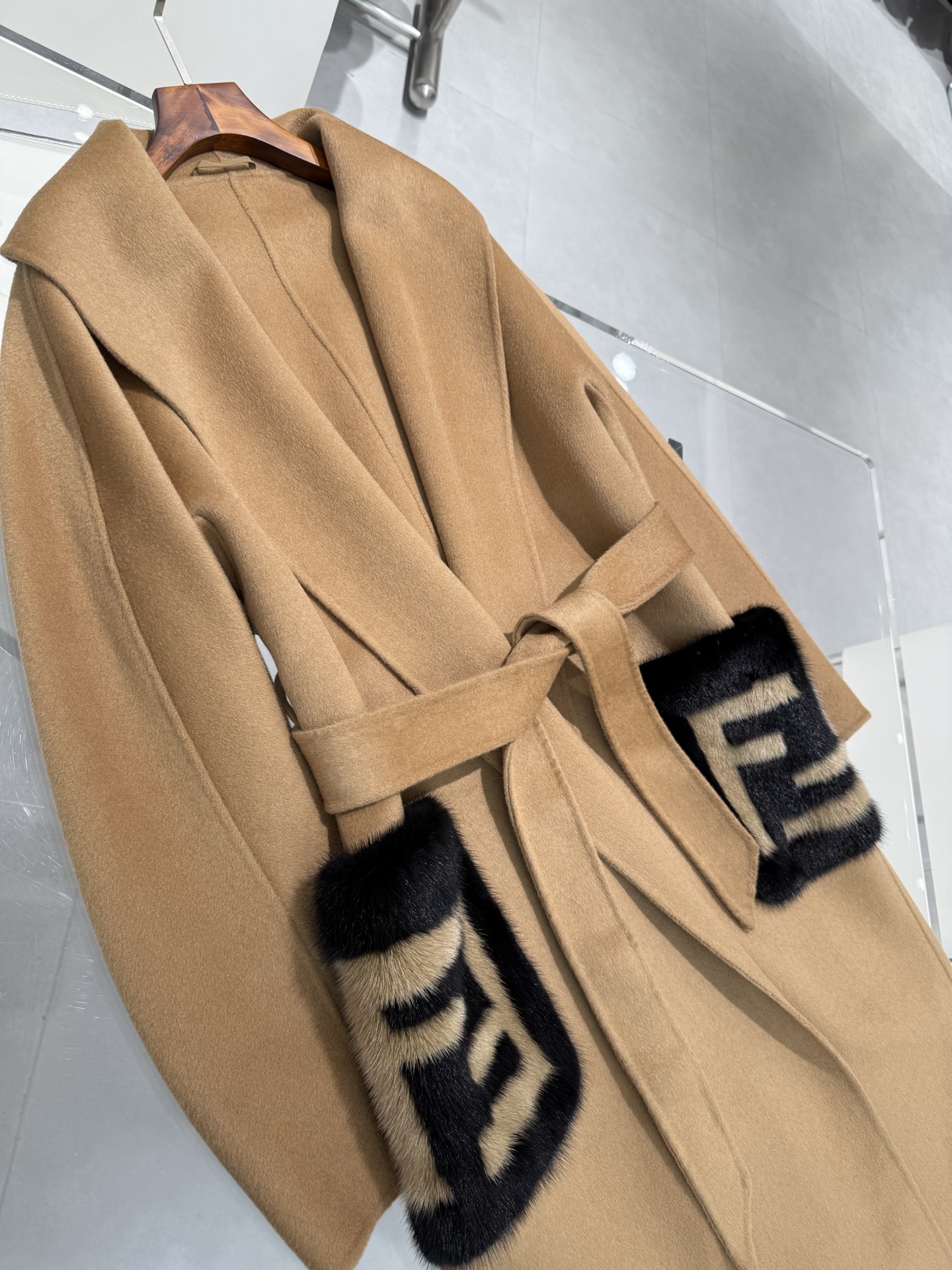 Fendi 2025 Fall/Winter Cashmere Coat with Fur Accents, Elegant and Stylish 4 i1757920733545 2791 0 2