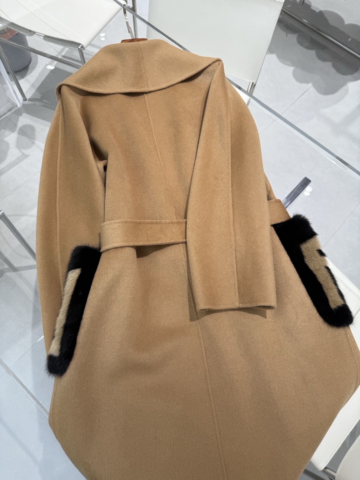 Fendi 2025 Fall/Winter Cashmere Coat with Fur Accents, Elegant and Stylish 6 i1757920733545 5505 0 3