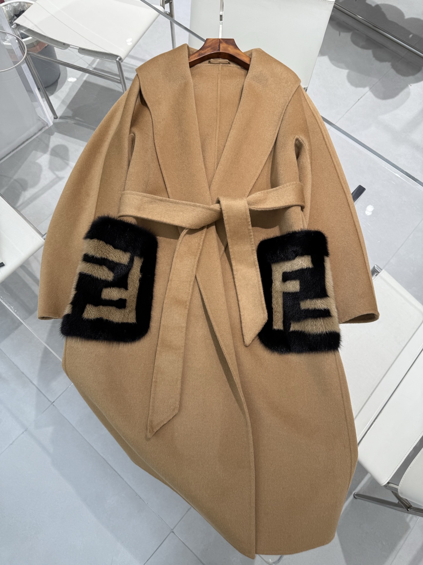Fendi 2025 Fall/Winter Cashmere Coat with Fur Accents, Elegant and Stylish 3 i1757920733545 9016 0 1