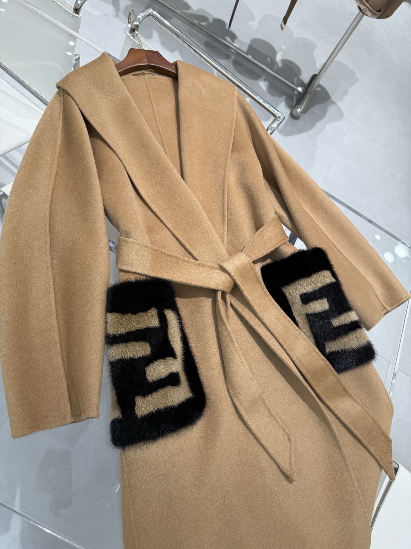 Fendi 2025 Fall/Winter Cashmere Coat with Fur Accents, Elegant and Stylish 5 i1757920733602 2876 0 8