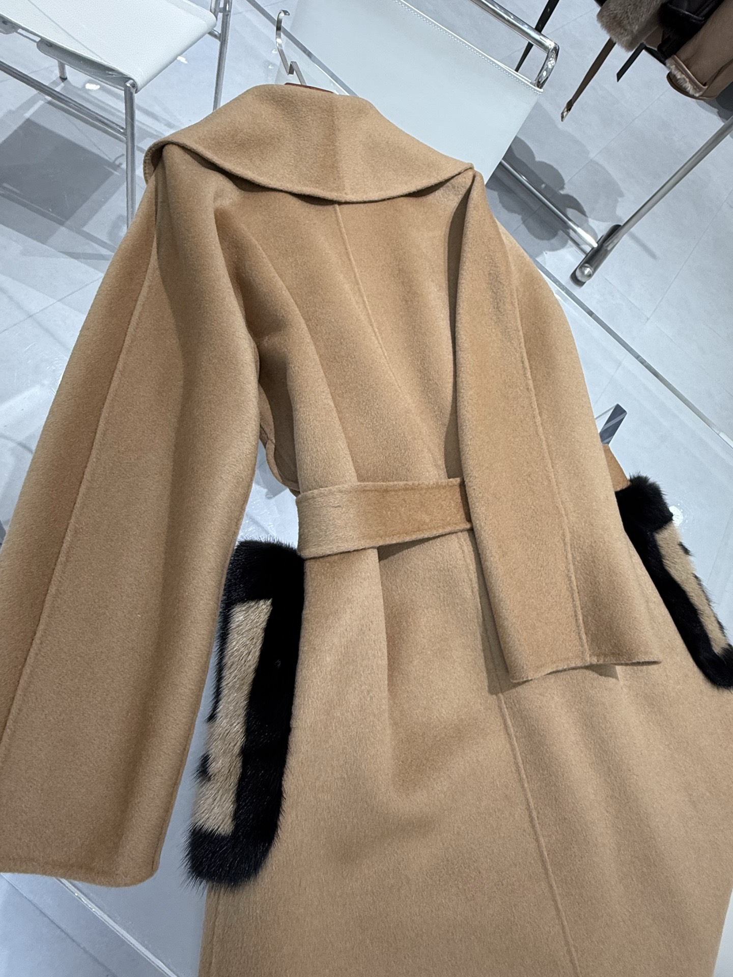 Fendi 2025 Fall/Winter Cashmere Coat with Fur Accents, Elegant and Stylish 8 i1757920735195 590 0 5