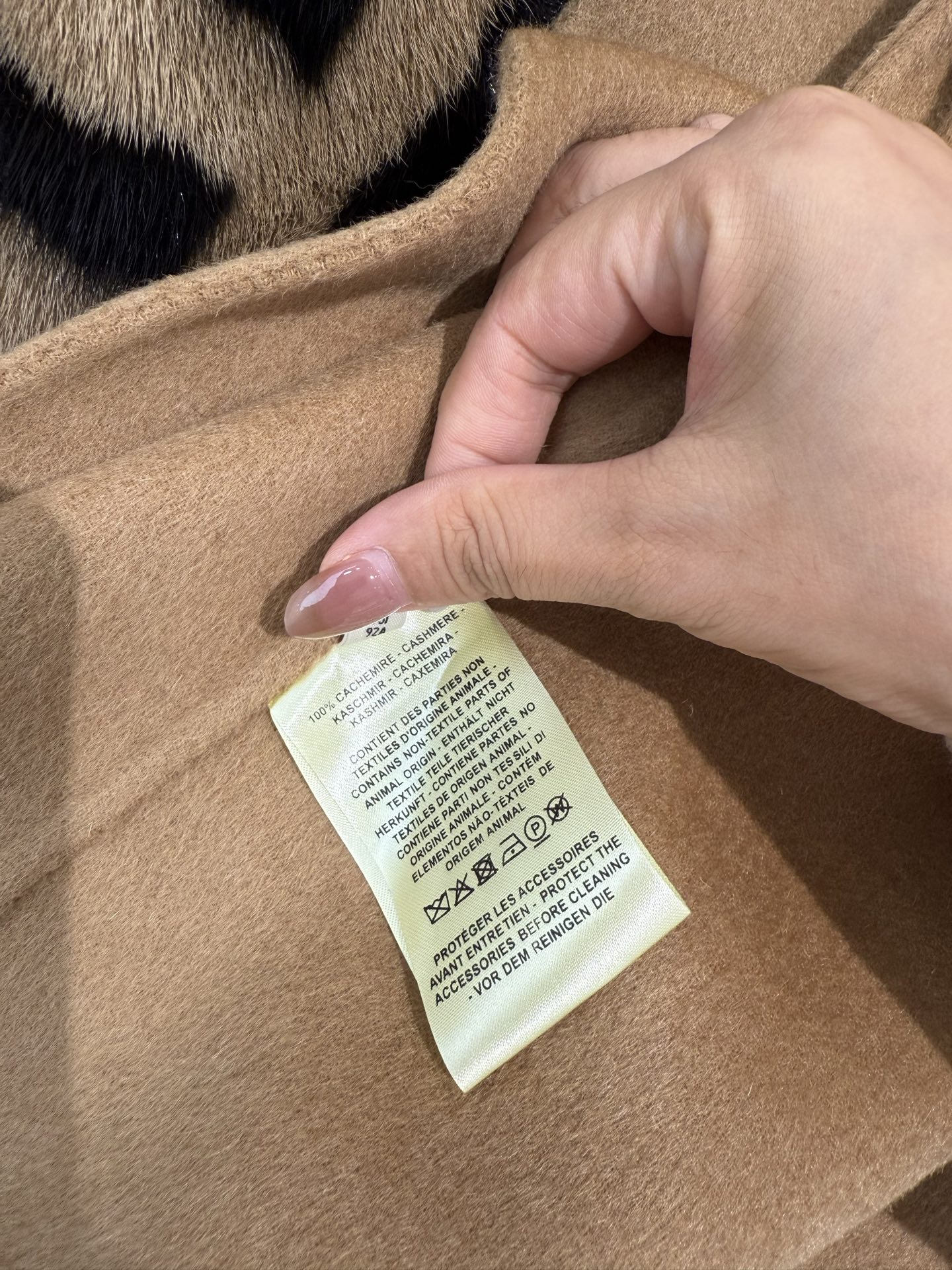 Fendi 2025 Fall/Winter Cashmere Coat with Fur Accents, Elegant and Stylish 9 i1757920735247 8572 0 6