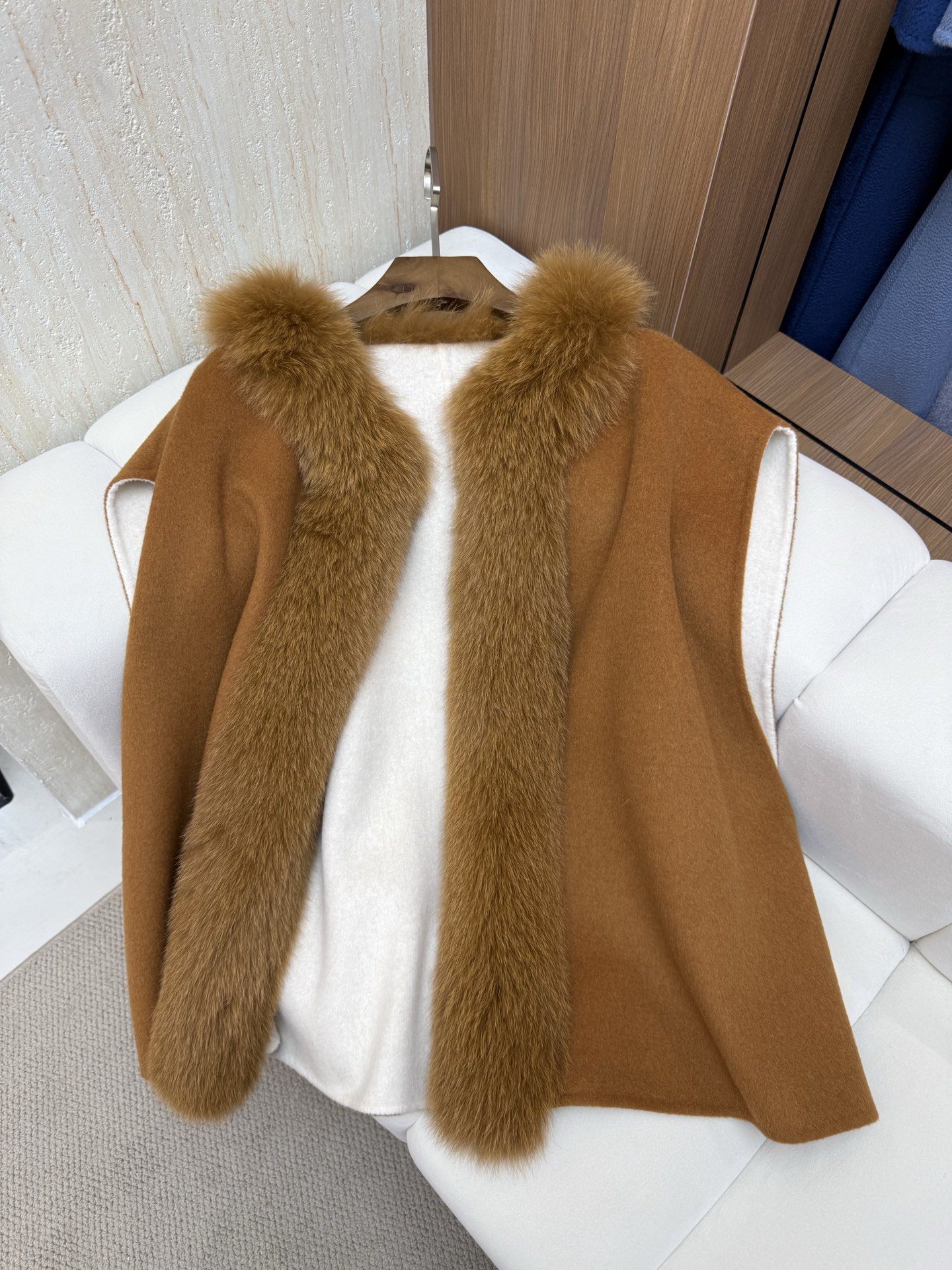 Elegant Wool Vest with Fox Fur Trim - Stylish & Luxurious Outerwear