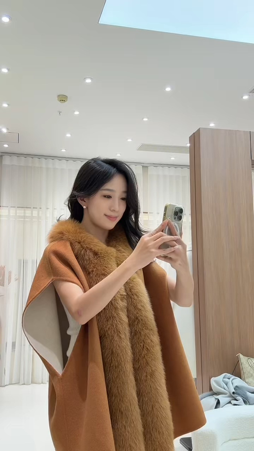 Max Mara Cape en Fourrure Luxueuse - Élégance et Chaleur pour l'Hiver