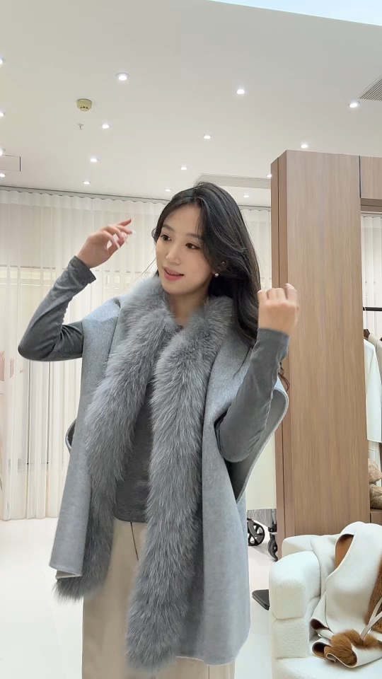 Elegant MaxMara Fur-Trimmed Cape - Luxurious Style and Comfort