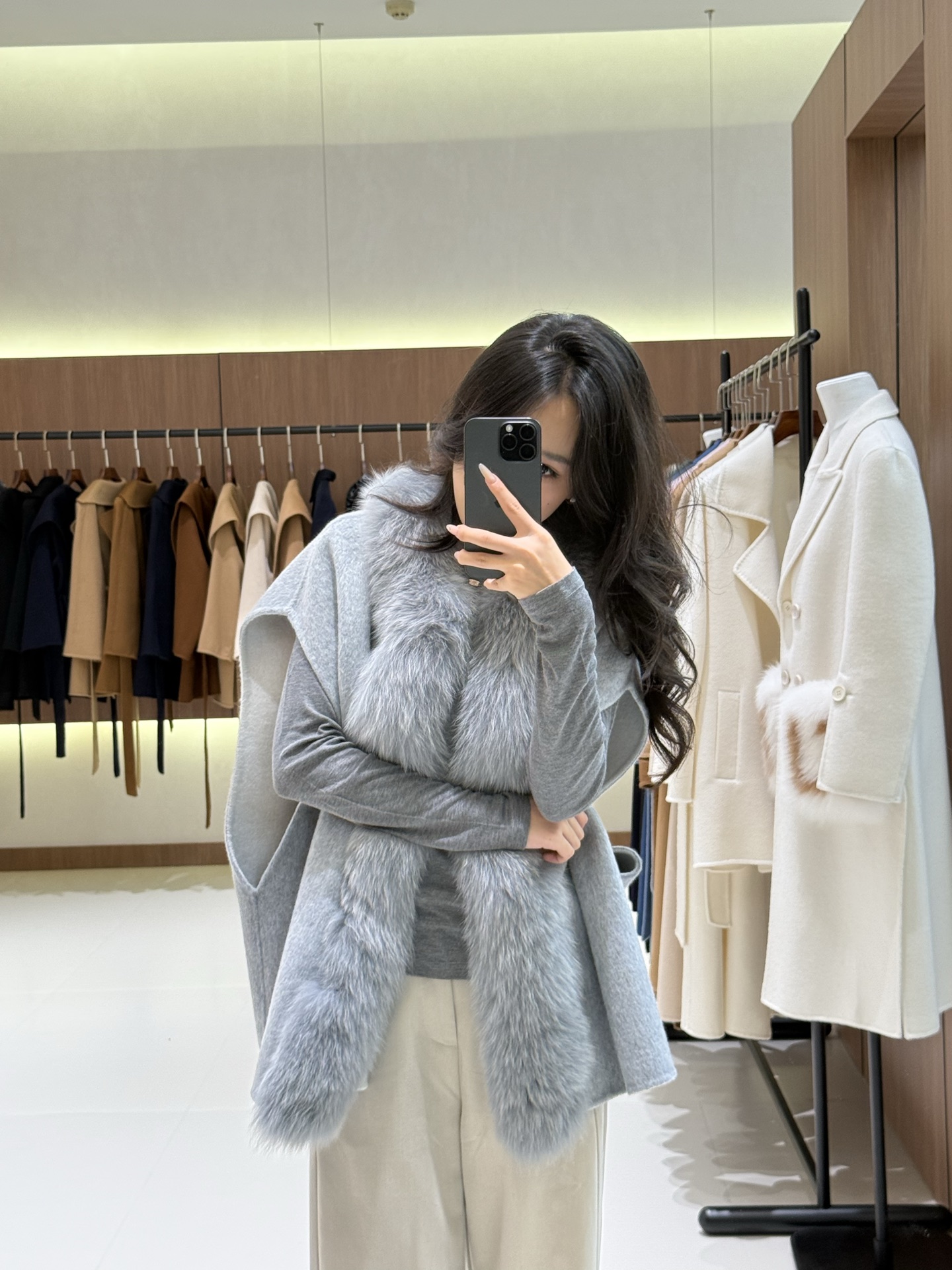 Max Mara Grijze Cape met Bontrand - Stijlvolle Dameskleding