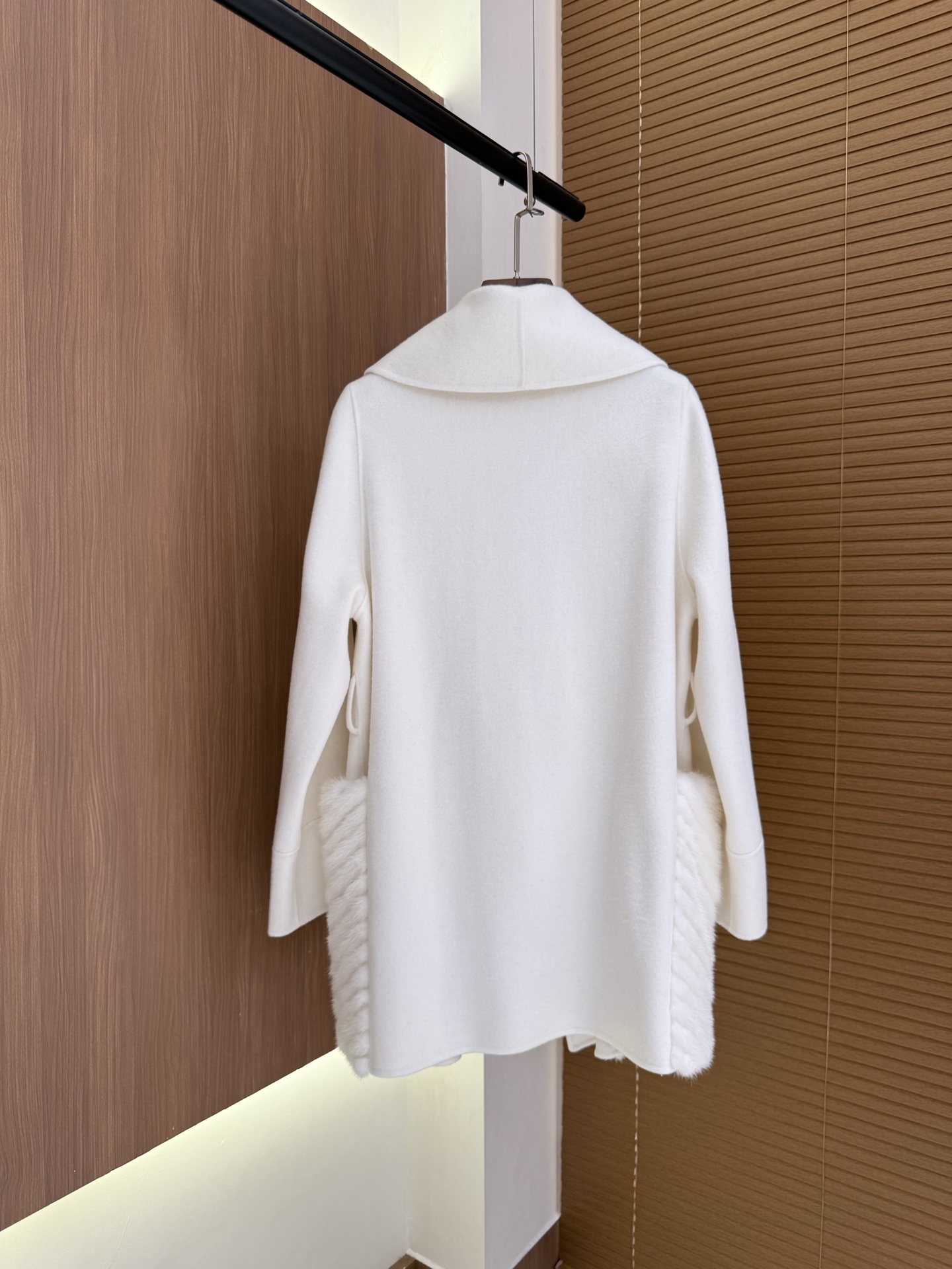 Elegant MaxMara Style Cashmere Coat with Fur Trim - Timeless Winter Fashion 7 i1759829658257 5116 0 5