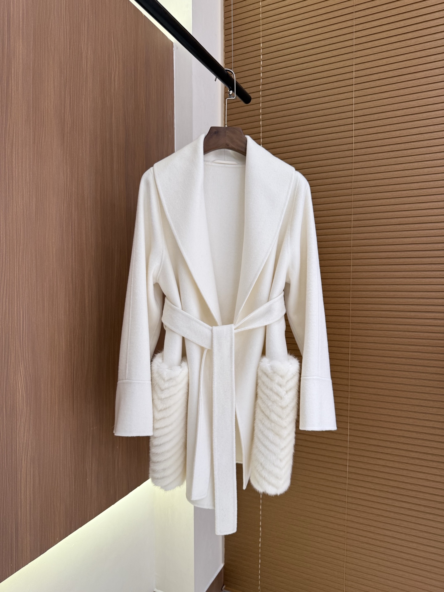 Elegant MaxMara Style Cashmere Coat with Fur Trim - Timeless Winter Fashion 4 i1759829658257 9736 0 2
