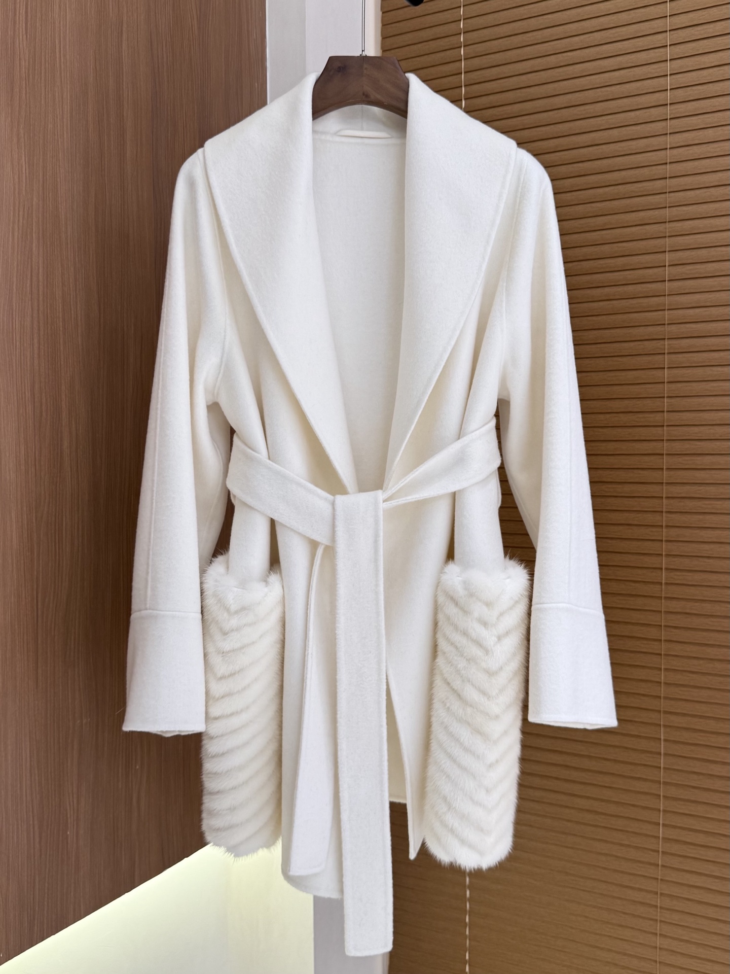 Elegant MaxMara Style Cashmere Coat with Fur Trim - Timeless Winter Fashion 2 i1759829663034 5209 0 0