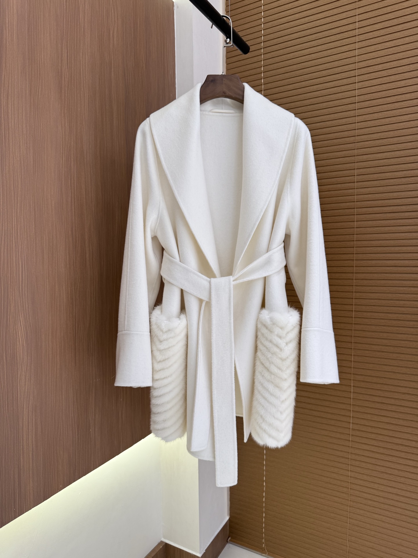 Elegant MaxMara Style Cashmere Coat with Fur Trim - Timeless Winter Fashion 3 i1759829663091 8773 0 1