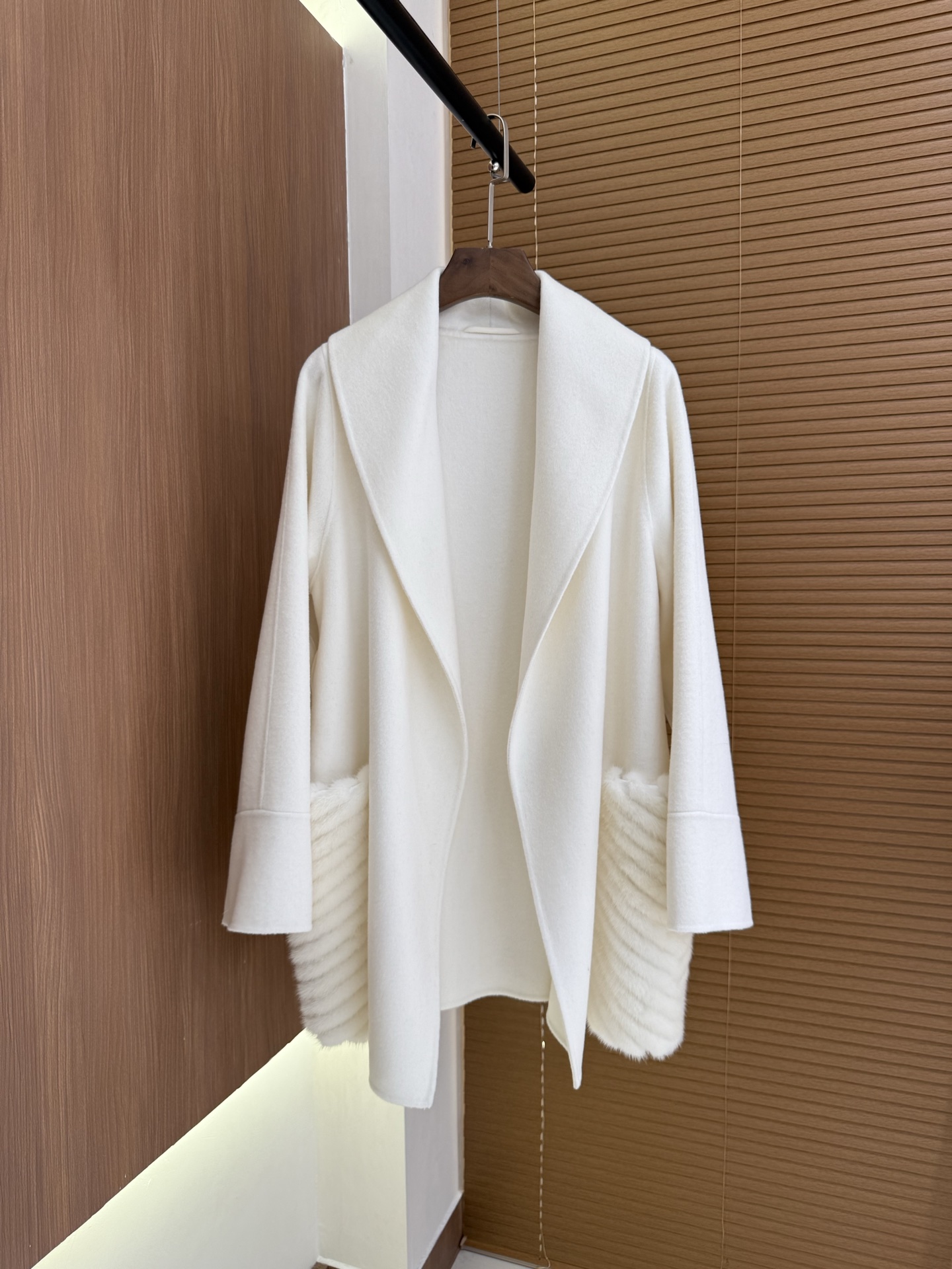 Elegant MaxMara Style Cashmere Coat with Fur Trim - Timeless Winter Fashion 6 i1759829663093 4951 0 4