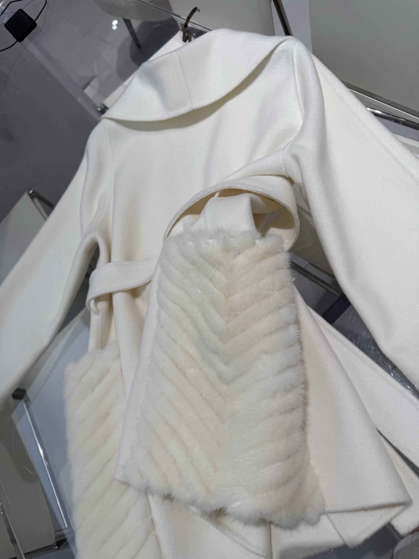 Elegant MaxMara Style Cashmere Coat with Fur Trim - Timeless Winter Fashion 8 i1759829678423 9899 0 8