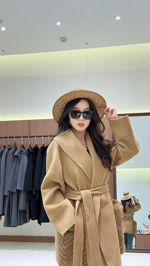 MaxMara Beige Wool-Cashmere Blend Coat with Fur Trim - Elegant and Warm 1 MaxMara Beige Wool-Cashmere Blend Coat with Fur Trim - Elegant and Warm