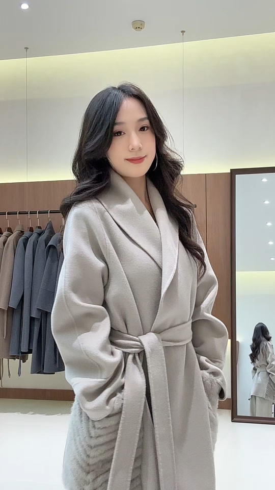 Max Mara Élégant Manteau en Fourrure Véritable avec Ceinture - Style Raffiné