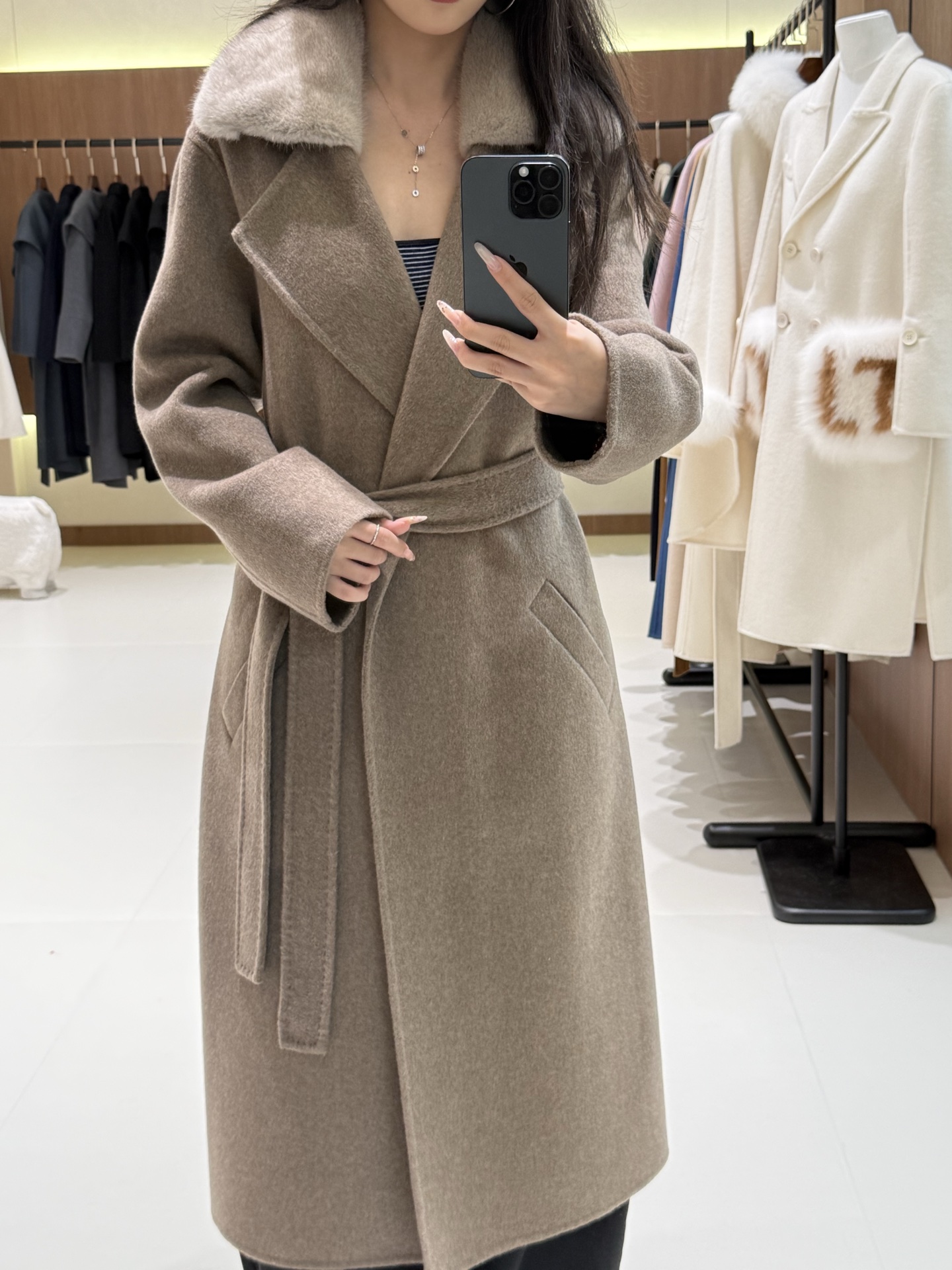Élégant Manteau Long MaxMara en Laine avec Col en Fourrure