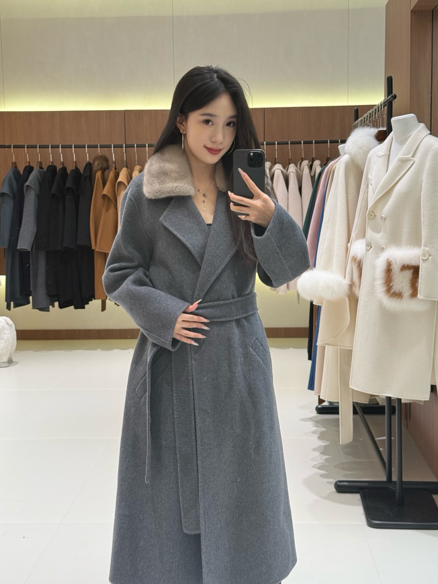 Max Mara Grijze Wollen Jas met Bontkraag - Elegante Dameskleding