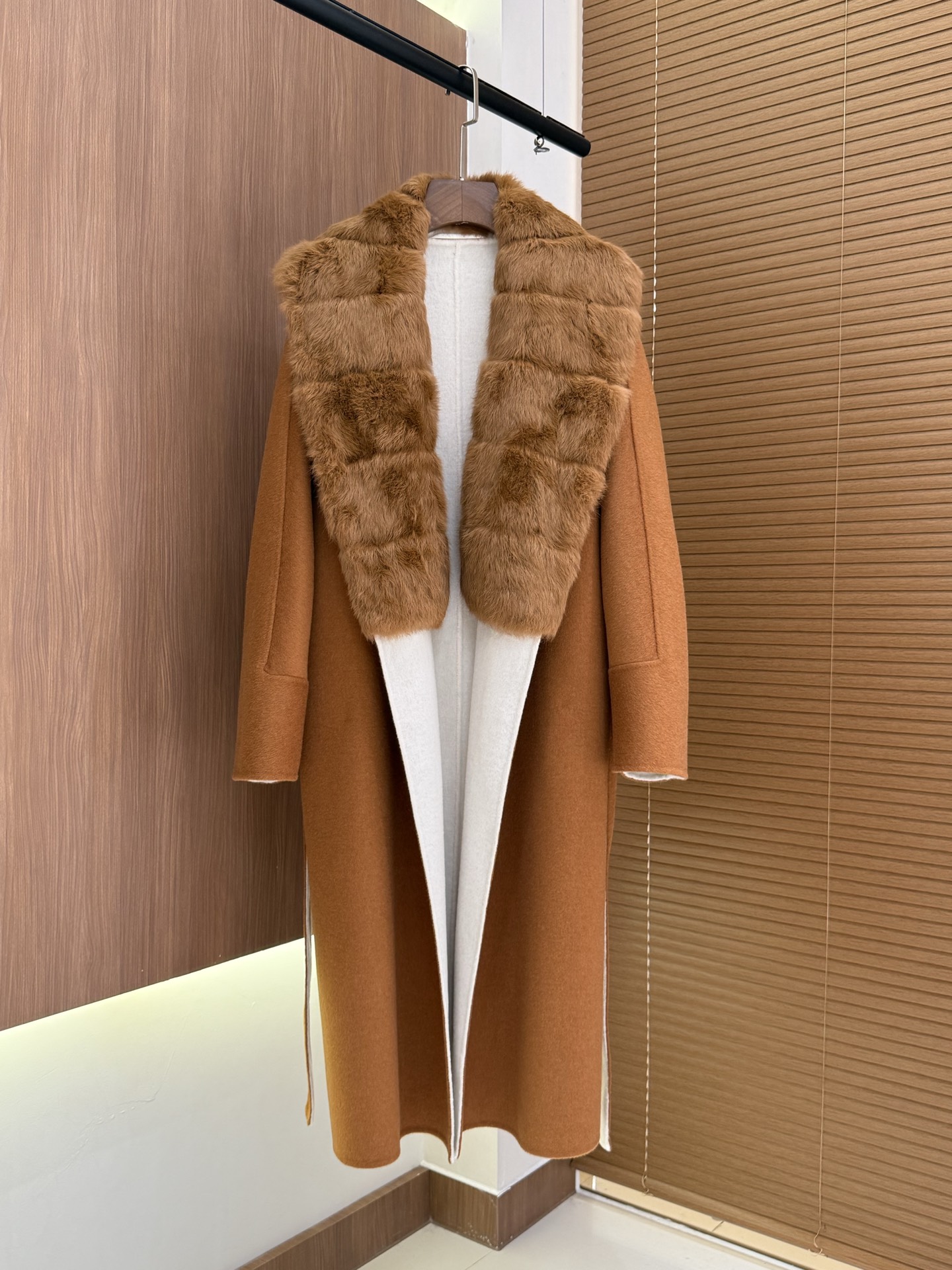 Manteau en cachemire Loro Piana avec bordure en fourrure, couleur caramel