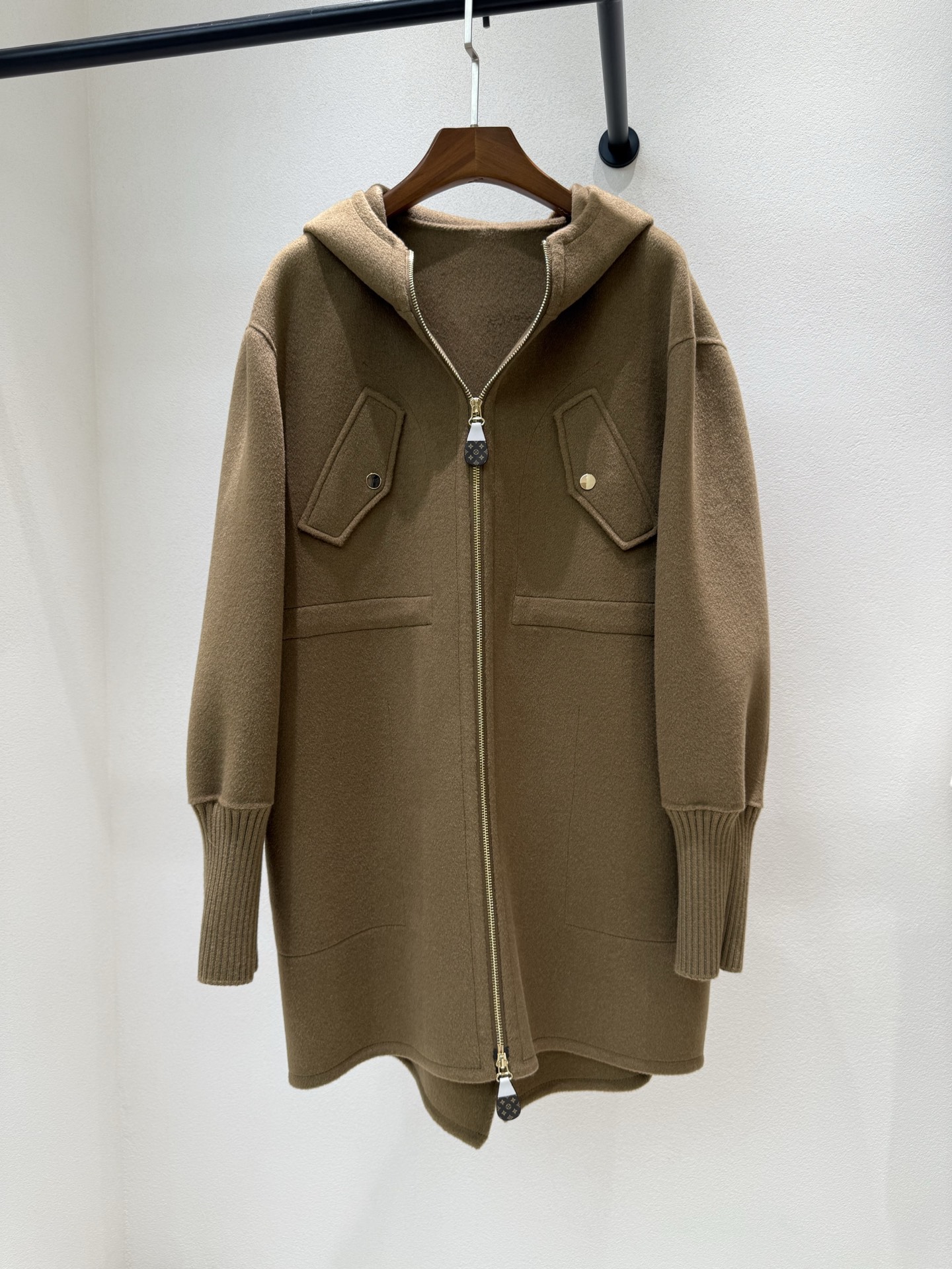 NO:636096,L.v 2025 autumn and winter new hat cashmere 36 30 40 detachable collar, good upper body effect, Louis Vuitton-clothing, louis vuitton, hats, alexander wang19860909L.v 2025秋冬新款 帽子羊绒 36 30 40 领子可拆卸 上身效果俱佳,路易威登-服装,louis vuitton,hats,alexander wang,Women's clothing