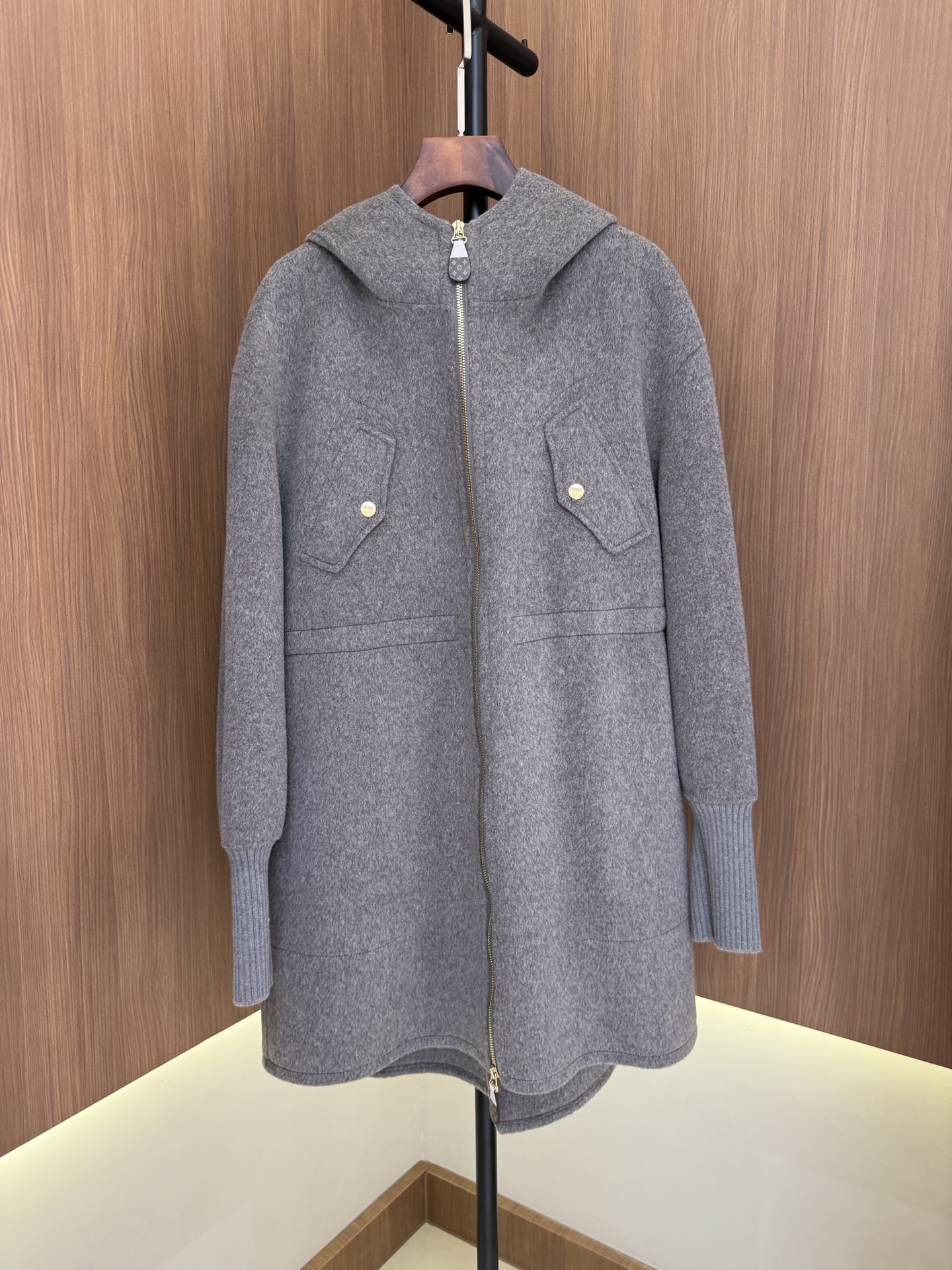 Elegant Wool-Blend Hooded Coat - Stylish and Warm Outerwear