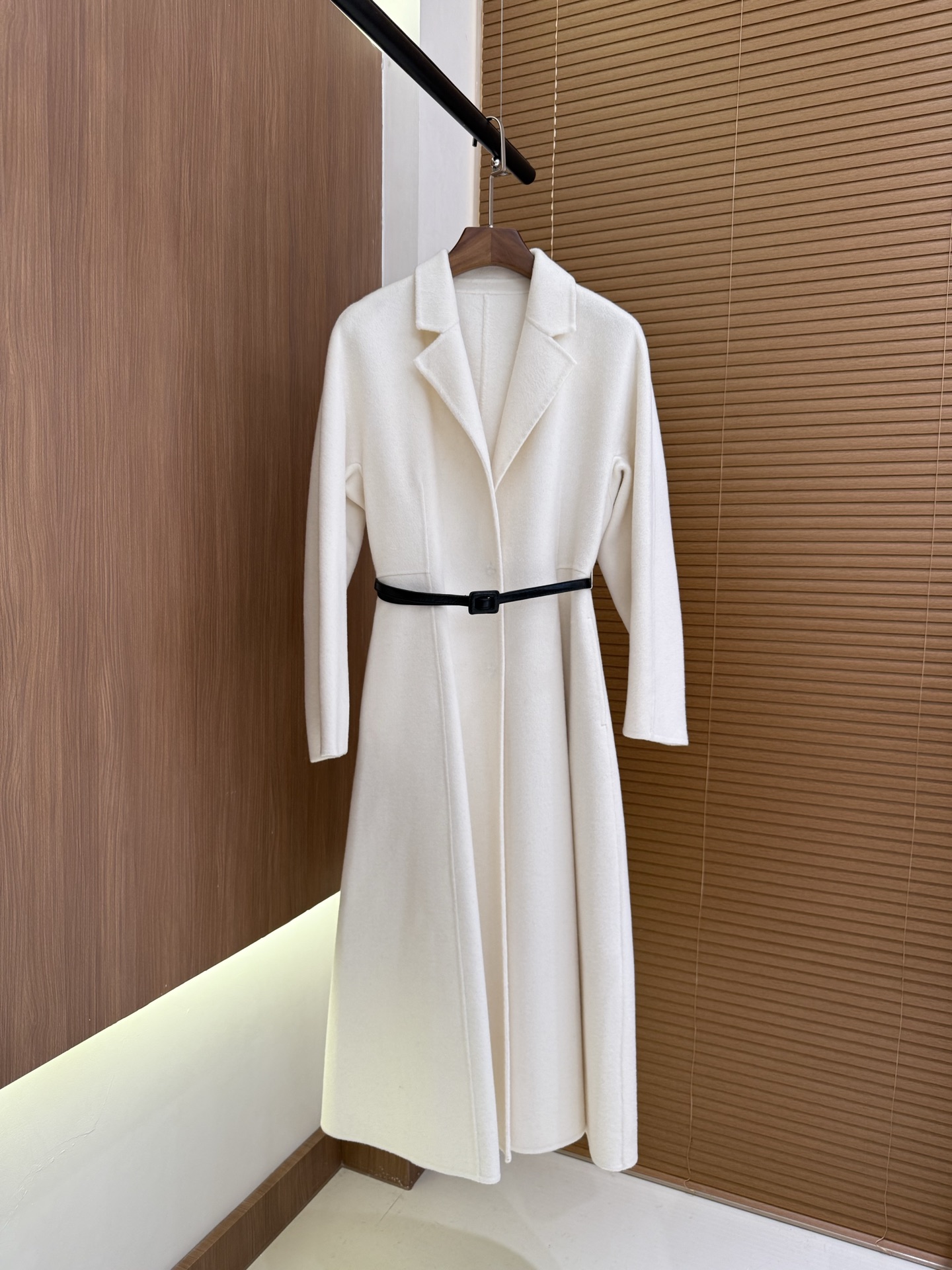 NO:569050,With dust bag Dior 25 autumn and winter new style Hepburn style double-sided cashmere coat with leather belt yb custom 10 cashmere 90 wool high-end atmosphere three colors 36 38 40,,dior,alexander wang19860909配防尘袋Dior 25秋冬新款 赫本风双面羊绒大衣 配真皮腰带 yb定制10羊绒90羊毛 高级大气 三色36 38 40,,dior,alexander wang,Women's clothing