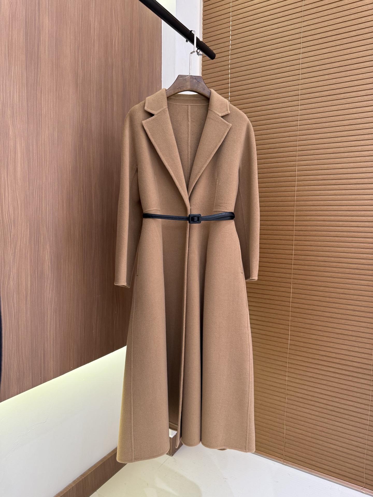 NO:569054,With dust bag Dior 25 autumn and winter new style Hepburn style double-sided cashmere coat with leather belt yb custom 10 cashmere 90 wool high-end atmosphere three colors 36 38 40,,dior,alexander wang19860909配防尘袋Dior 25秋冬新款 赫本风双面羊绒大衣 配真皮腰带 yb定制10羊绒90羊毛 高级大气 三色36 38 40,,dior,alexander wang,Women's clothing