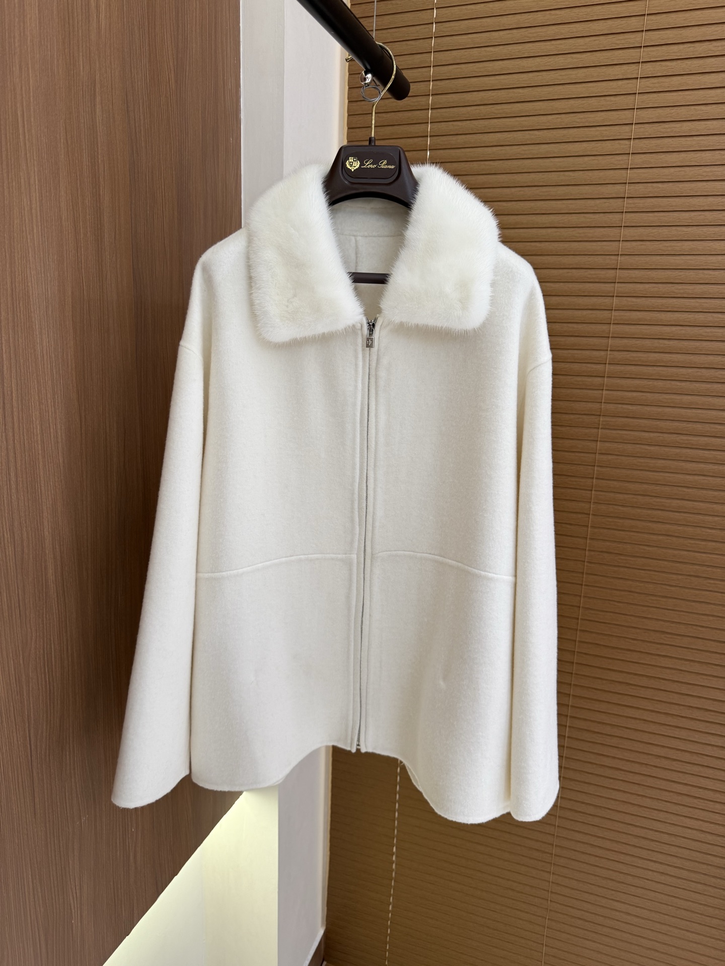 NO:569046,Comes with dust bag LP 25 new autumn and winter small square collar cashmere small jacket, yb customized cashmere fabric, matching mink collar, low-key elegance with a little luxury feeling. Versatile, regardless of age, can be relaxed, elegant or fashionable. Different styles can be switched at will. Two colors, code number 36 38 40,,loro piana,jackets & coats,alexander wang19860909配防尘袋LP 25秋冬新款小方领羊绒小外套 yb定制羊绒面料 搭配的水貂领子 低调优雅中又多了几分小奢华的感觉 百搭不挑年龄段 可轻松可优雅可时髦.不同风格能随意切换 两色 码数36 38 40,,loro piana,jackets & coats,alexander wang,Women's clothing