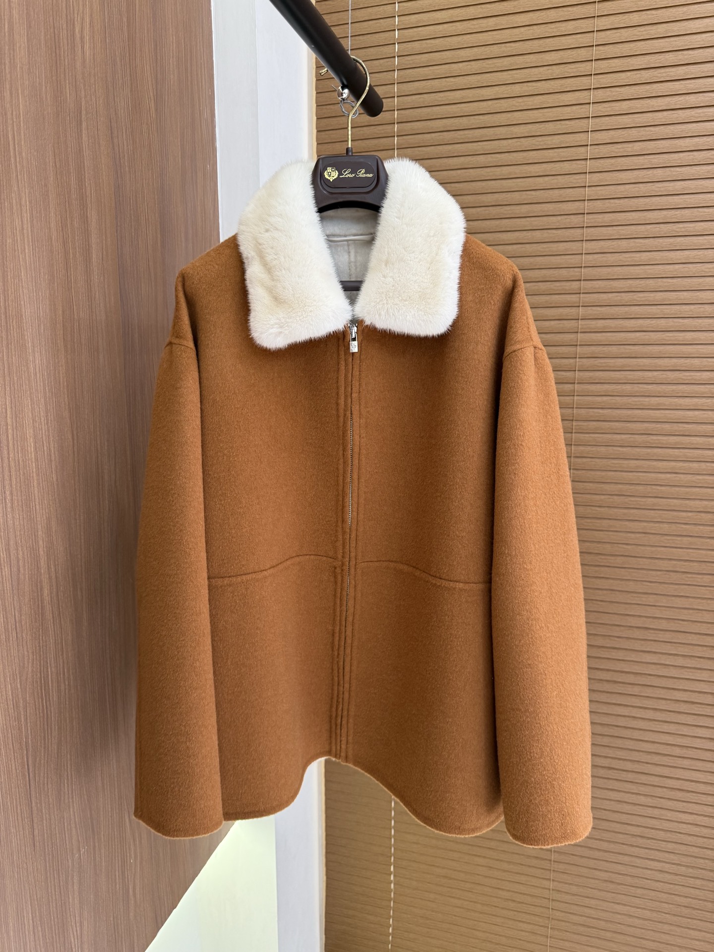 NO:569045,Comes with dust bag LP 25 new autumn and winter small square collar cashmere small jacket, yb customized cashmere fabric, matching mink collar, low-key elegance with a little luxury feeling. Versatile, regardless of age, can be relaxed, elegant or fashionable. Different styles can be switched at will. Two colors, code number 36 38 40,,loro piana,jackets & coats,alexander wang19860909配防尘袋LP 25秋冬新款小方领羊绒小外套 yb定制羊绒面料 搭配的水貂领子 低调优雅中又多了几分小奢华的感觉 百搭不挑年龄段 可轻松可优雅可时髦.不同风格能随意切换 两色 码数36 38 40,,loro piana,jackets & coats,alexander wang,Women's clothing