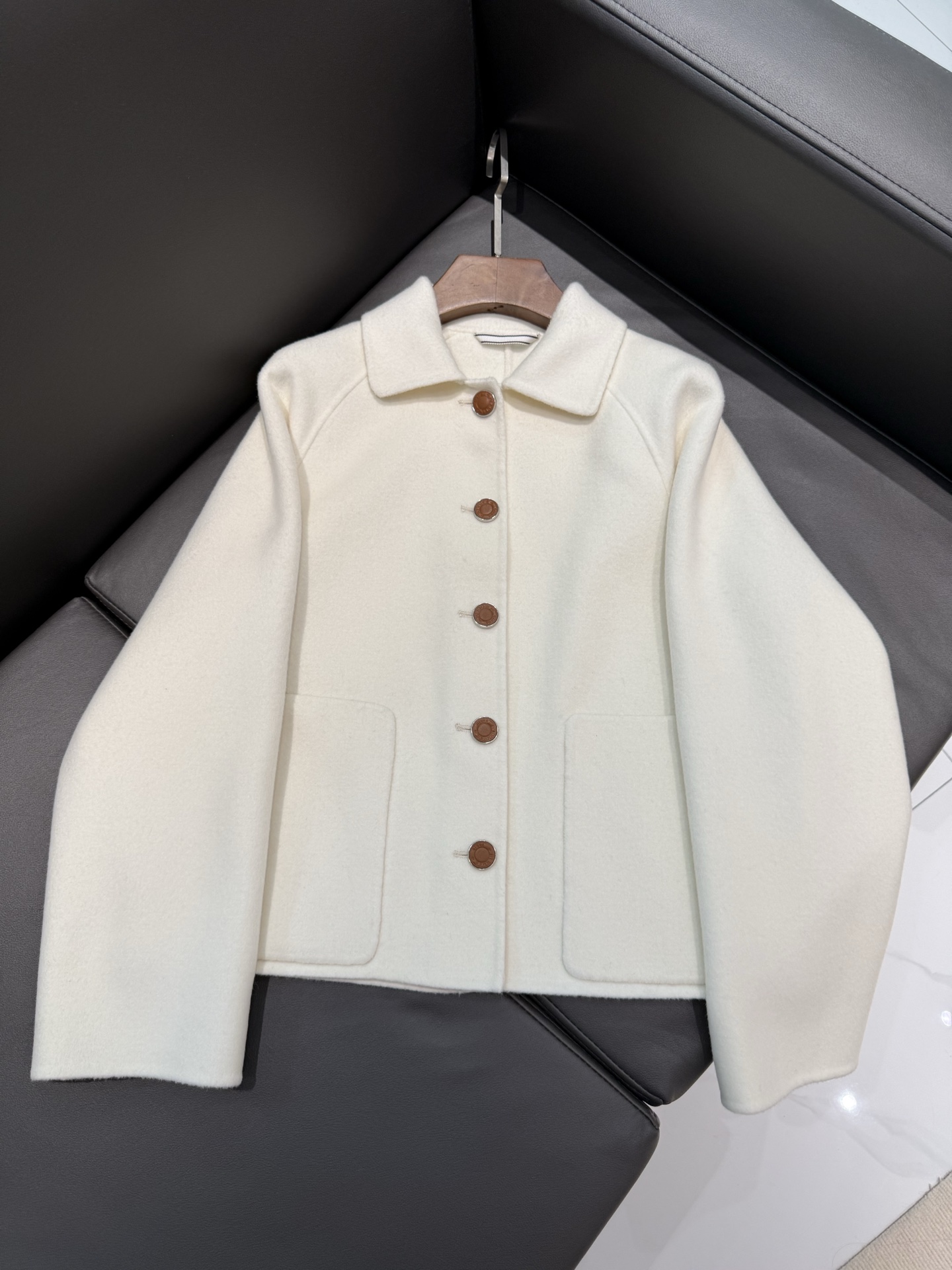 NO:931118,H family same style genuine leather leather buckle small short style S M L four colors in stock 10 cashmere 90 wool .00, Hermès-clothing, hermes,19860909H 家同款 真皮皮扣小短款 S M L 四个色现货 10绒90羊毛 .00,爱马仕-服装,hermes,,Women's clothing