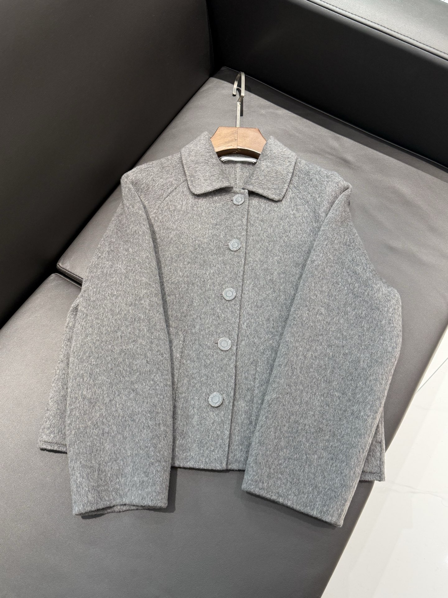 NO:931114,H family same style genuine leather leather buckle small short style S M L four colors in stock 10 cashmere 90 wool .00, Hermès-clothing, hermes,19860909H 家同款 真皮皮扣小短款 S M L 四个色现货 10绒90羊毛 .00,爱马仕-服装,hermes,,Women's clothing