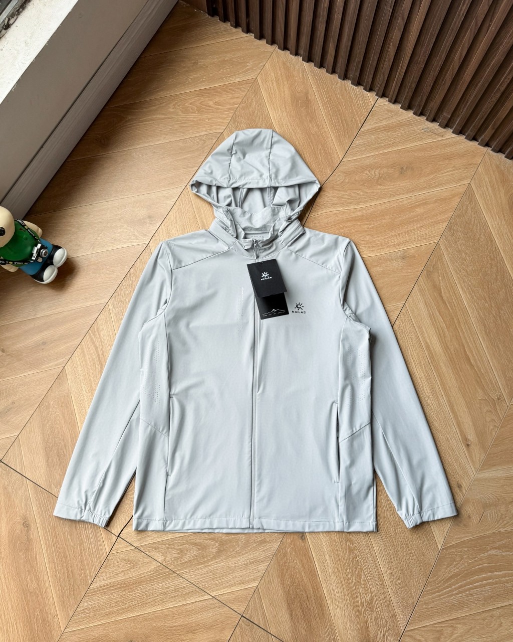 高标准选精品✨通版多擦亮👀区别市场垃级货💢同图不同价为版本不同 💰245拿货
🆕2025新品KAILAS凯乐石薄款防晒男女同款防紫外线透气连帽皮肤衣外套!冰冰凉凉的面料!夏天穿着非常凉快!高端品质推荐,这是一款专为春夏季轻徒步和山地生活设计的时尚短款轻薄风衣,兼具防晒/美肤/凉感/抑菌的多重功能。外层有效阻挡UVA/UVB紫外线,UPF防晒指数。满足轻户外与日常通勤的搭配需求 !
颜色:黑色 浅灰 樱花粉 香芋紫
尺码:m-3XL
尺码表
M:胸围112衣长66(建议110斤内)
L:胸围116 衣长68(建议130斤内)
XL:胸围120 衣长70(建议150斤内)
XXL:胸围124衣长72(建议170斤内)
3XL:胸围128衣长74(建议190斤内)
