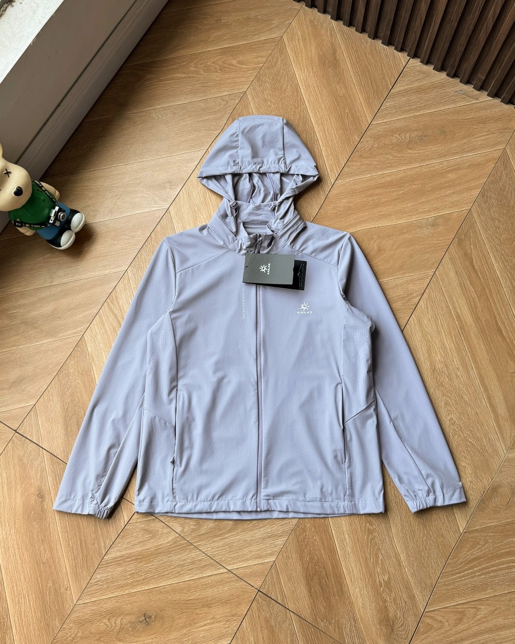 高标准选精品✨通版多擦亮👀区别市场垃级货💢同图不同价为版本不同 💰245拿货
🆕2025新品KAILAS凯乐石薄款防晒男女同款防紫外线透气连帽皮肤衣外套!冰冰凉凉的面料!夏天穿着非常凉快!高端品质推荐,这是一款专为春夏季轻徒步和山地生活设计的时尚短款轻薄风衣,兼具防晒/美肤/凉感/抑菌的多重功能。外层有效阻挡UVA/UVB紫外线,UPF防晒指数。满足轻户外与日常通勤的搭配需求 !
颜色:黑色 浅灰 樱花粉 香芋紫
尺码:m-3XL
尺码表
M:胸围112衣长66(建议110斤内)
L:胸围116 衣长68(建议130斤内)
XL:胸围120 衣长70(建议150斤内)
XXL:胸围124衣长72(建议170斤内)
3XL:胸围128衣长74(建议190斤内)