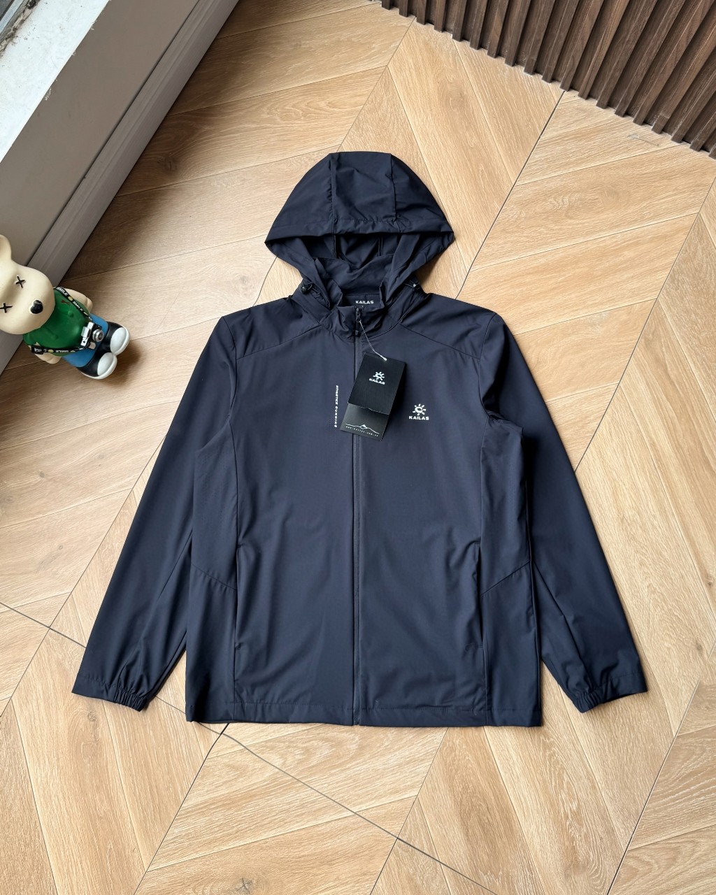 高标准选精品✨通版多擦亮👀区别市场垃级货💢同图不同价为版本不同 💰245拿货
🆕2025新品KAILAS凯乐石薄款防晒男女同款防紫外线透气连帽皮肤衣外套!冰冰凉凉的面料!夏天穿着非常凉快!高端品质推荐,这是一款专为春夏季轻徒步和山地生活设计的时尚短款轻薄风衣,兼具防晒/美肤/凉感/抑菌的多重功能。外层有效阻挡UVA/UVB紫外线,UPF防晒指数。满足轻户外与日常通勤的搭配需求 !
颜色:黑色 浅灰 樱花粉 香芋紫
尺码:m-3XL
尺码表
M:胸围112衣长66(建议110斤内)
L:胸围116 衣长68(建议130斤内)
XL:胸围120 衣长70(建议150斤内)
XXL:胸围124衣长72(建议170斤内)
3XL:胸围128衣长74(建议190斤内)