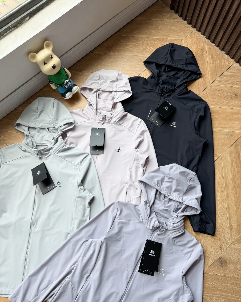 高标准选精品✨通版多擦亮👀区别市场垃级货💢同图不同价为版本不同 💰245拿货
🆕2025新品KAILAS凯乐石薄款防晒男女同款防紫外线透气连帽皮肤衣外套!冰冰凉凉的面料!夏天穿着非常凉快!高端品质推荐,这是一款专为春夏季轻徒步和山地生活设计的时尚短款轻薄风衣,兼具防晒/美肤/凉感/抑菌的多重功能。外层有效阻挡UVA/UVB紫外线,UPF防晒指数。满足轻户外与日常通勤的搭配需求 !
颜色:黑色 浅灰 樱花粉 香芋紫
尺码:m-3XL
尺码表
M:胸围112衣长66(建议110斤内)
L:胸围116 衣长68(建议130斤内)
XL:胸围120 衣长70(建议150斤内)
XXL:胸围124衣长72(建议170斤内)
3XL:胸围128衣长74(建议190斤内)