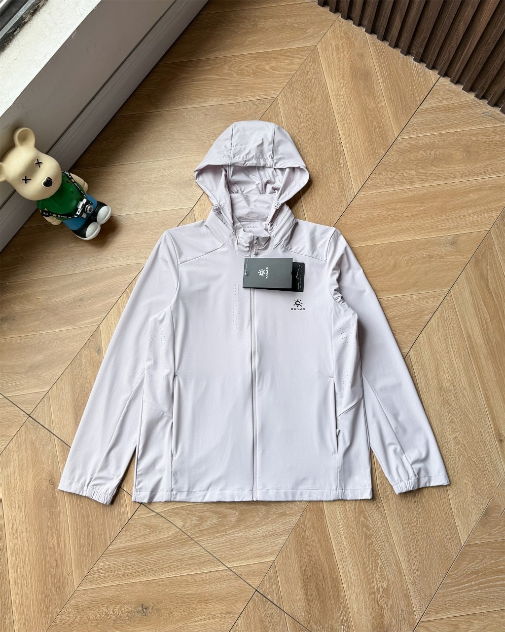 高标准选精品✨通版多擦亮👀区别市场垃级货💢同图不同价为版本不同 💰245拿货
🆕2025新品KAILAS凯乐石薄款防晒男女同款防紫外线透气连帽皮肤衣外套!冰冰凉凉的面料!夏天穿着非常凉快!高端品质推荐,这是一款专为春夏季轻徒步和山地生活设计的时尚短款轻薄风衣,兼具防晒/美肤/凉感/抑菌的多重功能。外层有效阻挡UVA/UVB紫外线,UPF防晒指数。满足轻户外与日常通勤的搭配需求 !
颜色:黑色 浅灰 樱花粉 香芋紫
尺码:m-3XL
尺码表
M:胸围112衣长66(建议110斤内)
L:胸围116 衣长68(建议130斤内)
XL:胸围120 衣长70(建议150斤内)
XXL:胸围124衣长72(建议170斤内)
3XL:胸围128衣长74(建议190斤内)