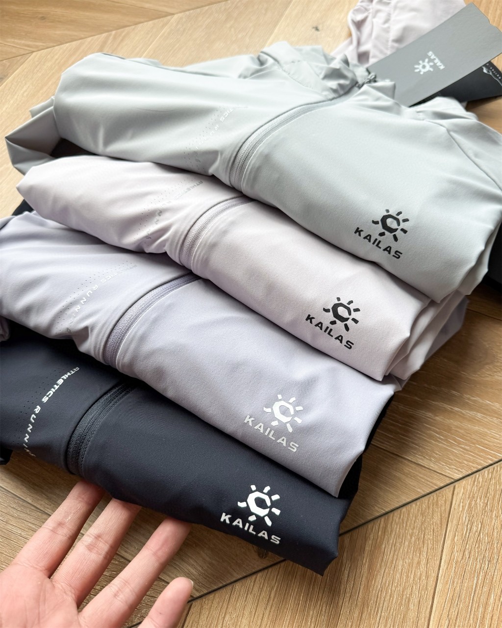 高标准选精品✨通版多擦亮👀区别市场垃级货💢同图不同价为版本不同 💰245拿货
🆕2025新品KAILAS凯乐石薄款防晒男女同款防紫外线透气连帽皮肤衣外套!冰冰凉凉的面料!夏天穿着非常凉快!高端品质推荐,这是一款专为春夏季轻徒步和山地生活设计的时尚短款轻薄风衣,兼具防晒/美肤/凉感/抑菌的多重功能。外层有效阻挡UVA/UVB紫外线,UPF防晒指数。满足轻户外与日常通勤的搭配需求 !
颜色:黑色 浅灰 樱花粉 香芋紫
尺码:m-3XL
尺码表
M:胸围112衣长66(建议110斤内)
L:胸围116 衣长68(建议130斤内)
XL:胸围120 衣长70(建议150斤内)
XXL:胸围124衣长72(建议170斤内)
3XL:胸围128衣长74(建议190斤内)