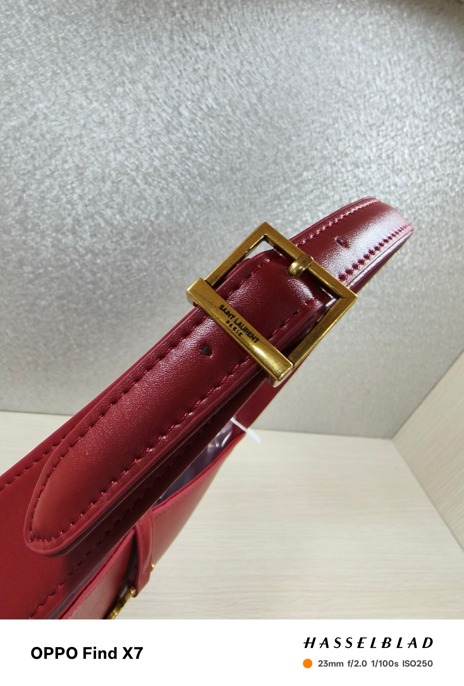 、-酒红腋下包Le5A7 Bag 强推▪️今年的宝藏包包之一！极简外形+金属logo 扣开合设计 可调节