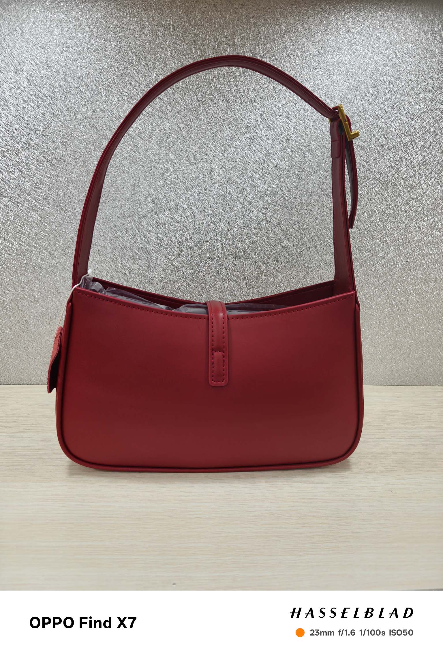 、-酒红腋下包Le5A7 Bag 强推▪️今年的宝藏包包之一！极简外形+金属logo 扣开合设计 可调节