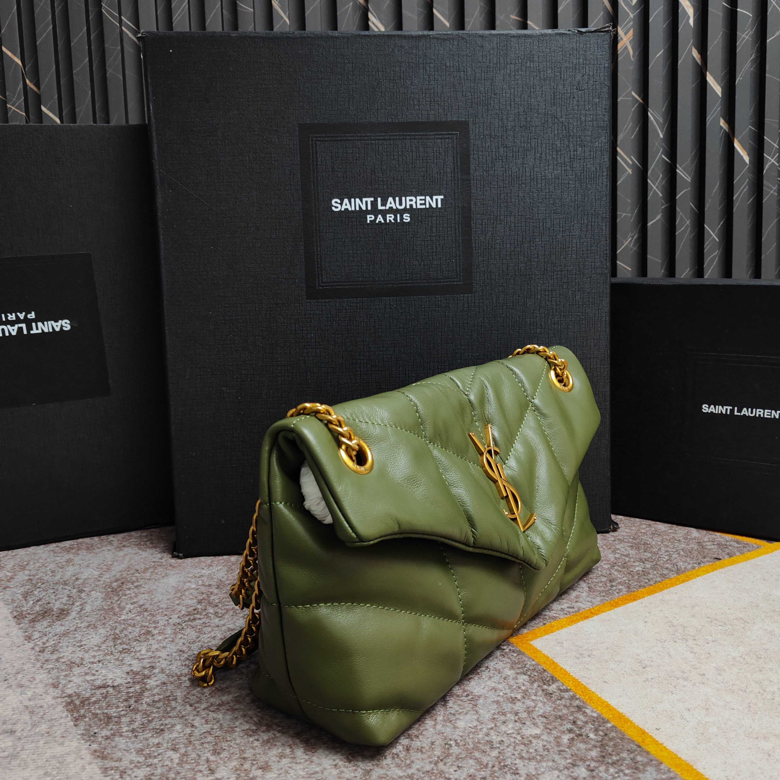 022中号8822-升级版LOULOU PUFFER 绗缝小羊皮包，100%小羊皮制作，手感柔软细腻，犹