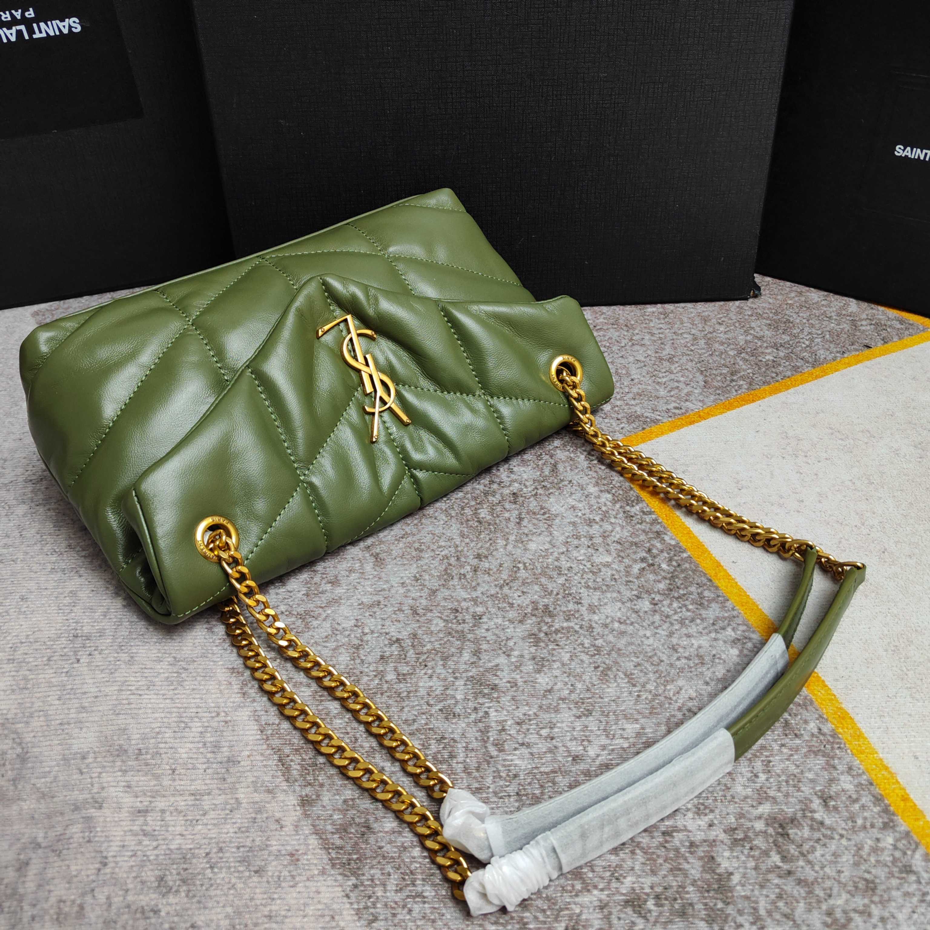 022中号8822-升级版LOULOU PUFFER 绗缝小羊皮包，100%小羊皮制作，手感柔软细腻，犹