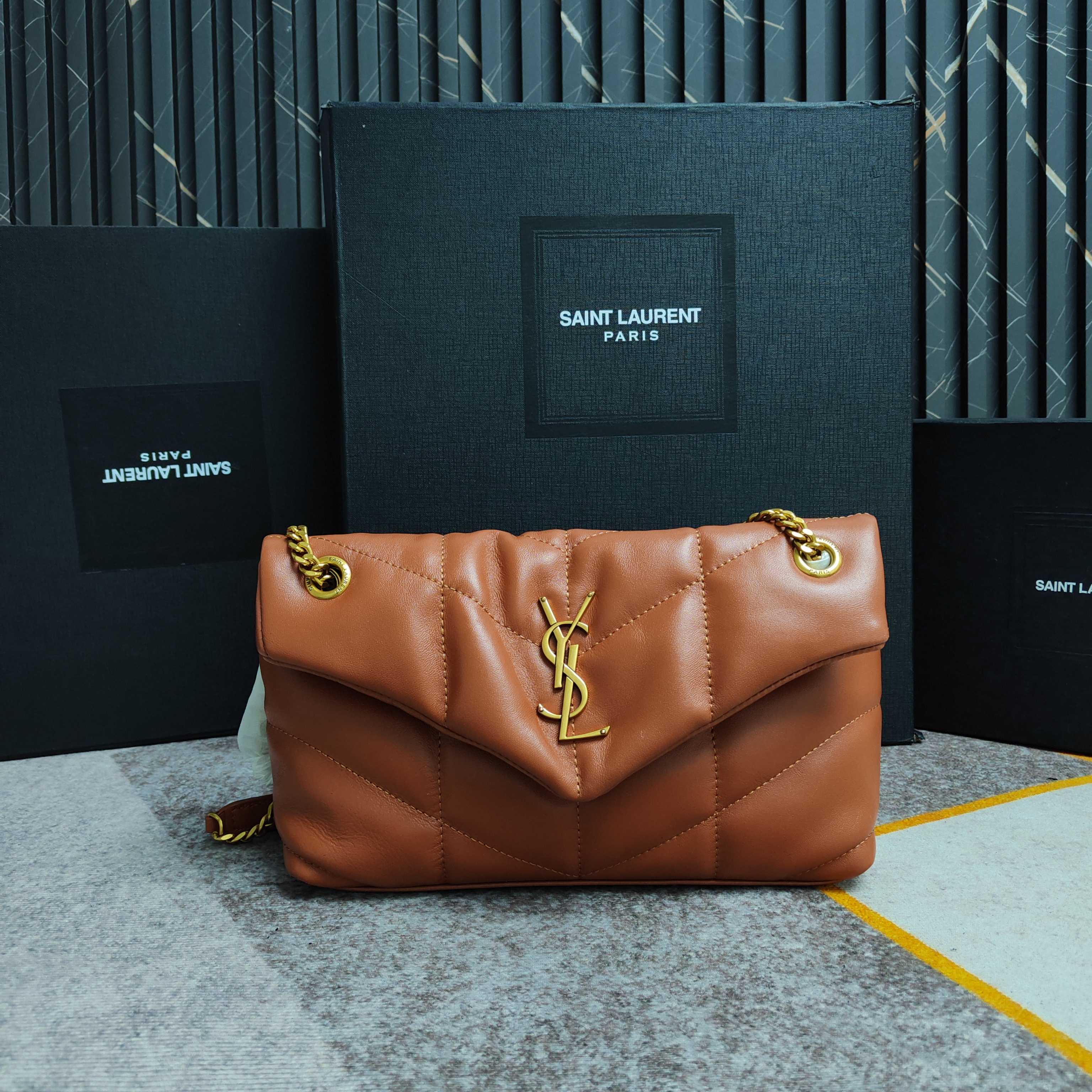 022中号8822-升级版LOULOU PUFFER 绗缝小羊皮包，100%小羊皮制作，手感柔软细腻，犹