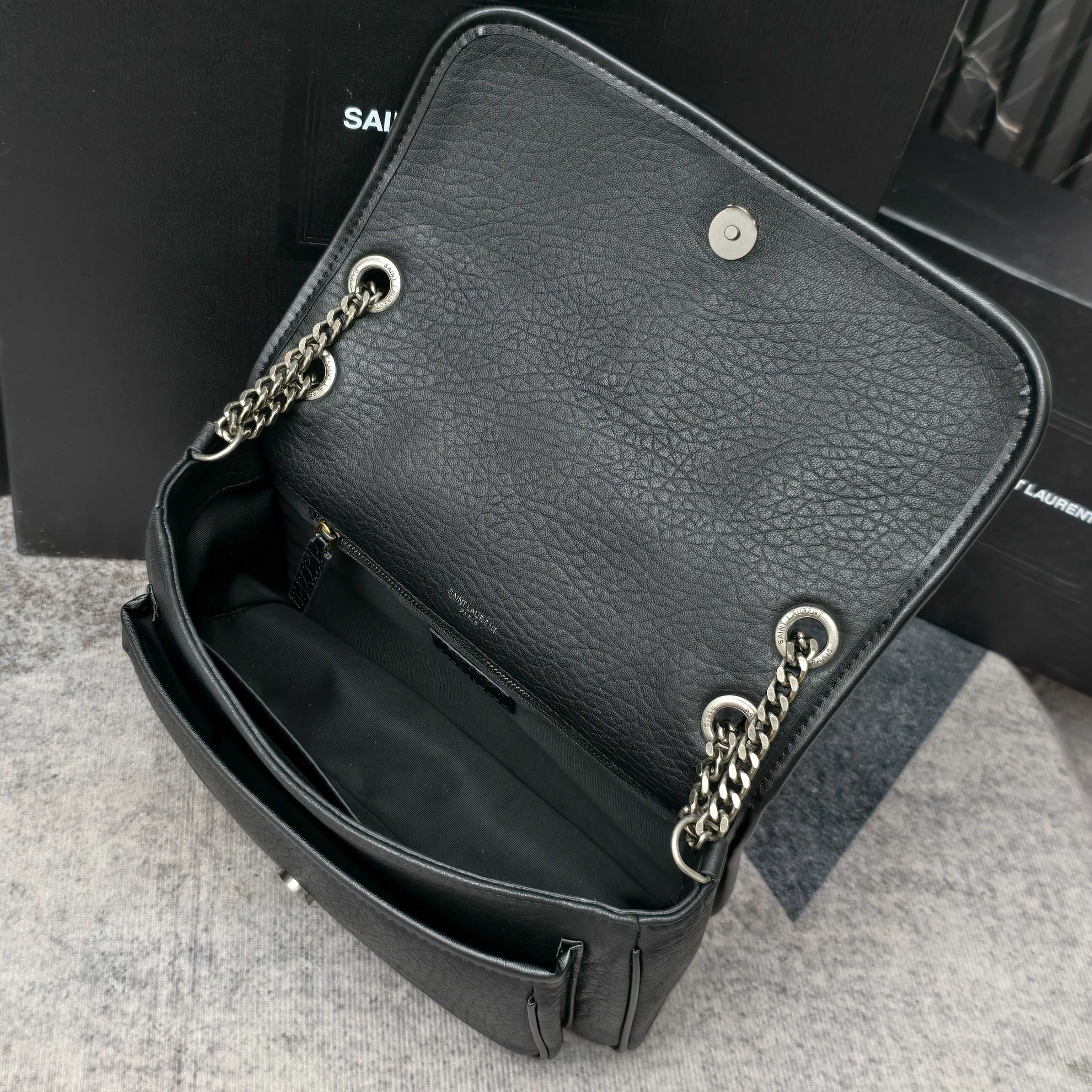 8858-1黑色大象纹银扣·28cmniki 简直不要太酷，包型好看没有缺点，柔软细腻羊皮营造出复古照旧