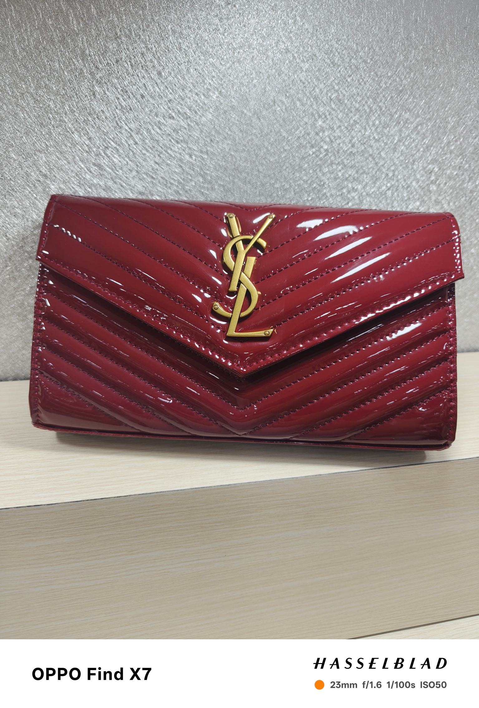 Y- 信封包 👑 超实用的一款小包 ，肩带拆掉可直接当手包用，16个卡位 ，采用球纹牛皮，配上精细的手工