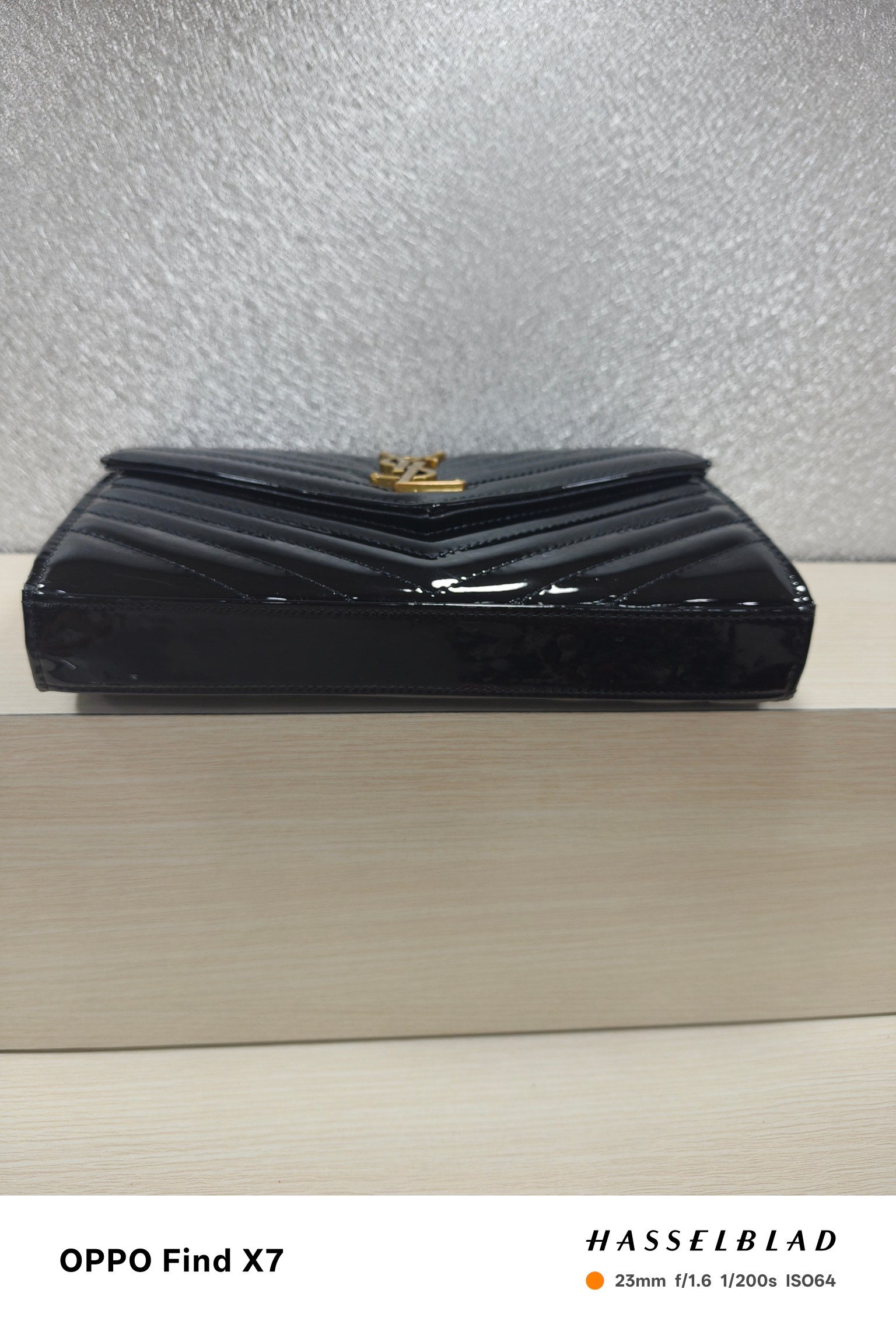 Y- 信封包 👑 超实用的一款小包 ，肩带拆掉可直接当手包用，16个卡位 ，采用球纹牛皮，配上精细的手工