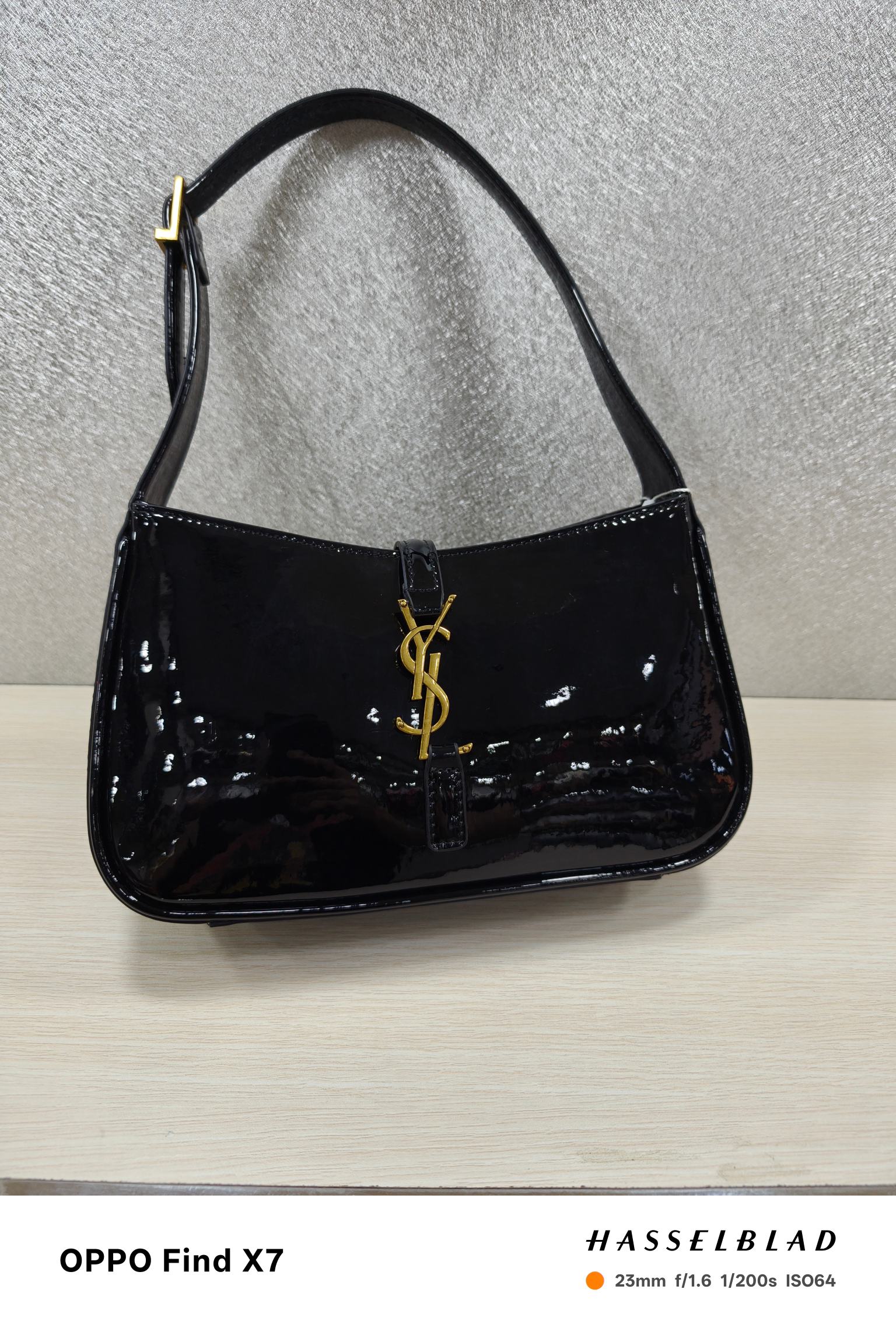 、-黑色漆皮腋下包Le5A7 Bag 强推▪️今年的宝藏包包之一！极简外形+金属logo 扣开合设计 可