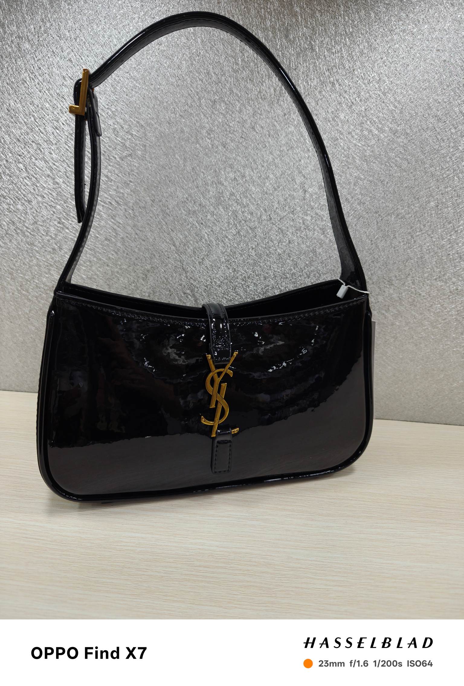 、-黑色漆皮腋下包Le5A7 Bag 强推▪️今年的宝藏包包之一！极简外形+金属logo 扣开合设计 可
